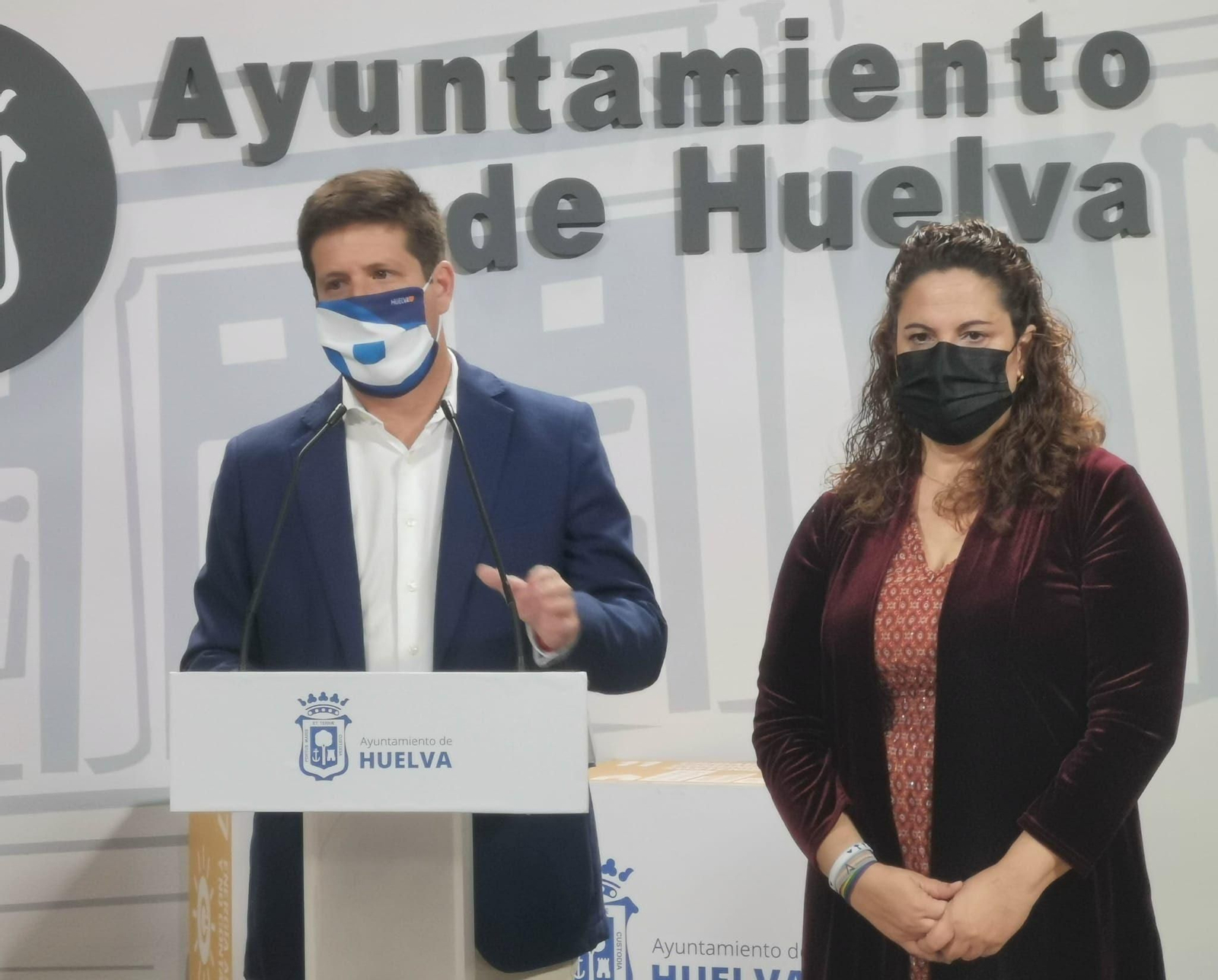 Guillermo García de Longoria, portavoz del grupo municipal de Cs en el Ayuntamiento de Huelva, y Noelia Álvarez, viceportavoz