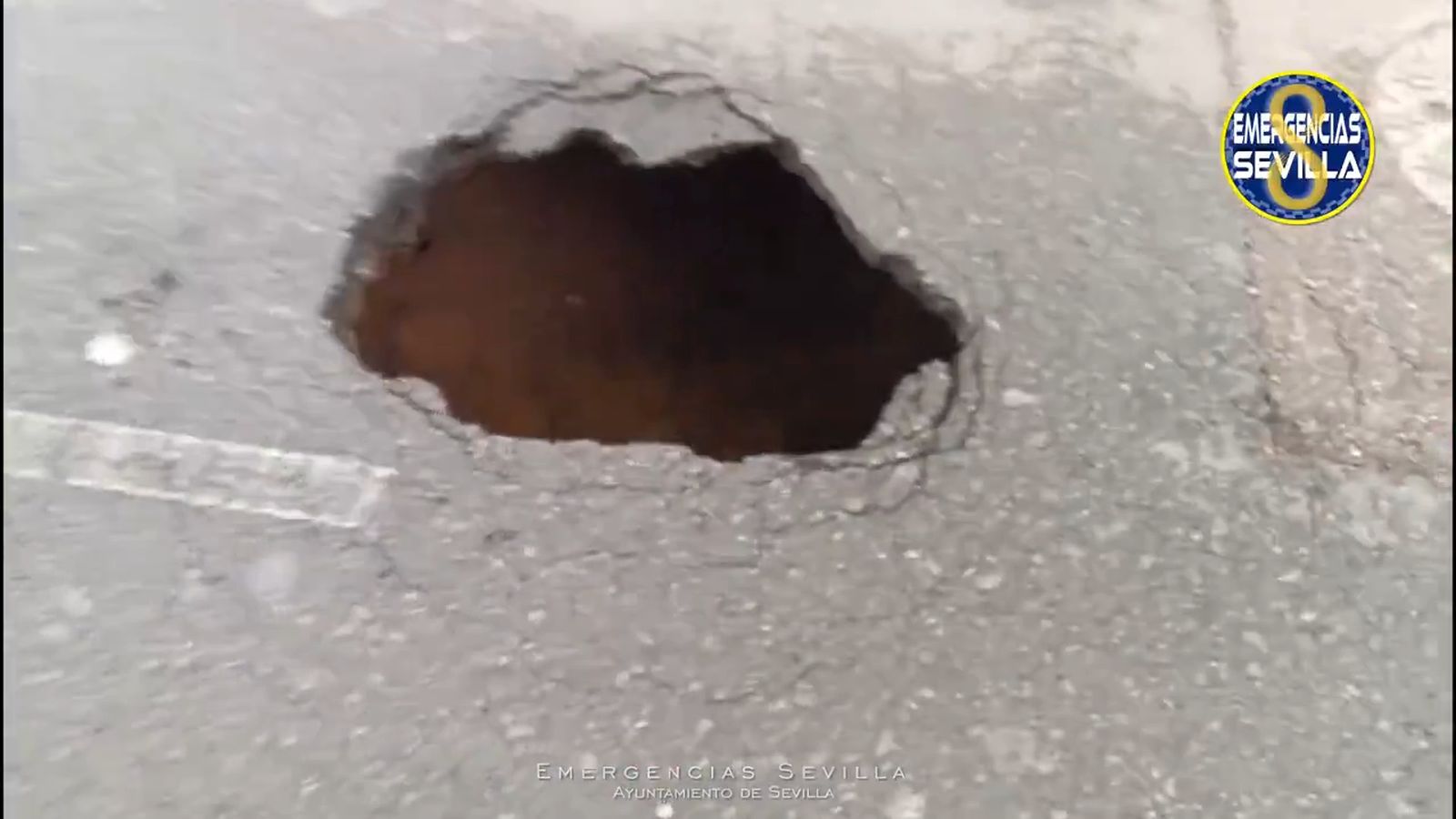 El hundimiento de parte de la calzada provoca desvíos de tráfico en Los Pajaritos