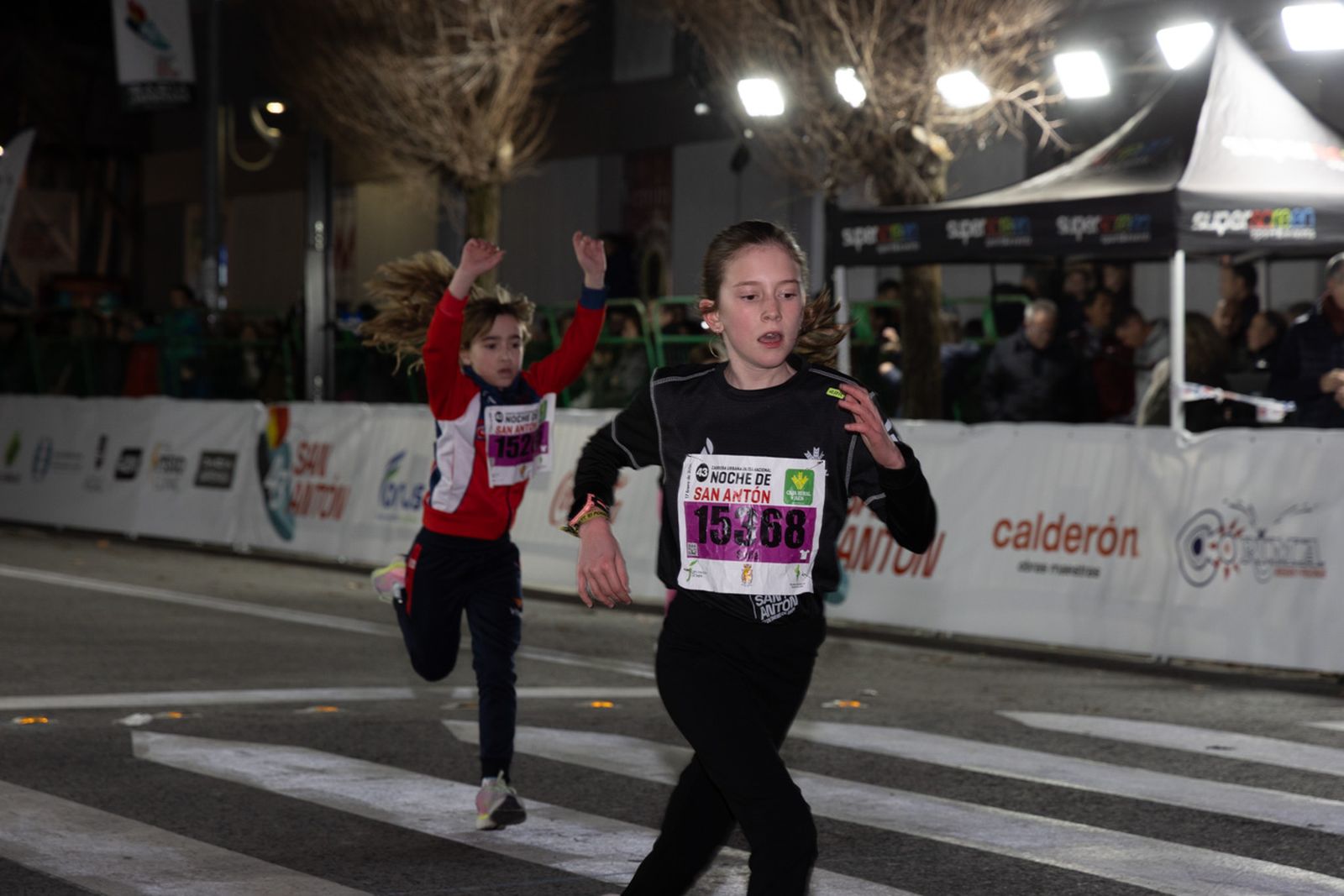 En imágenes: 2.000 atletas brillan con luz propia en la infantil de la Carrera de San Antón 2026