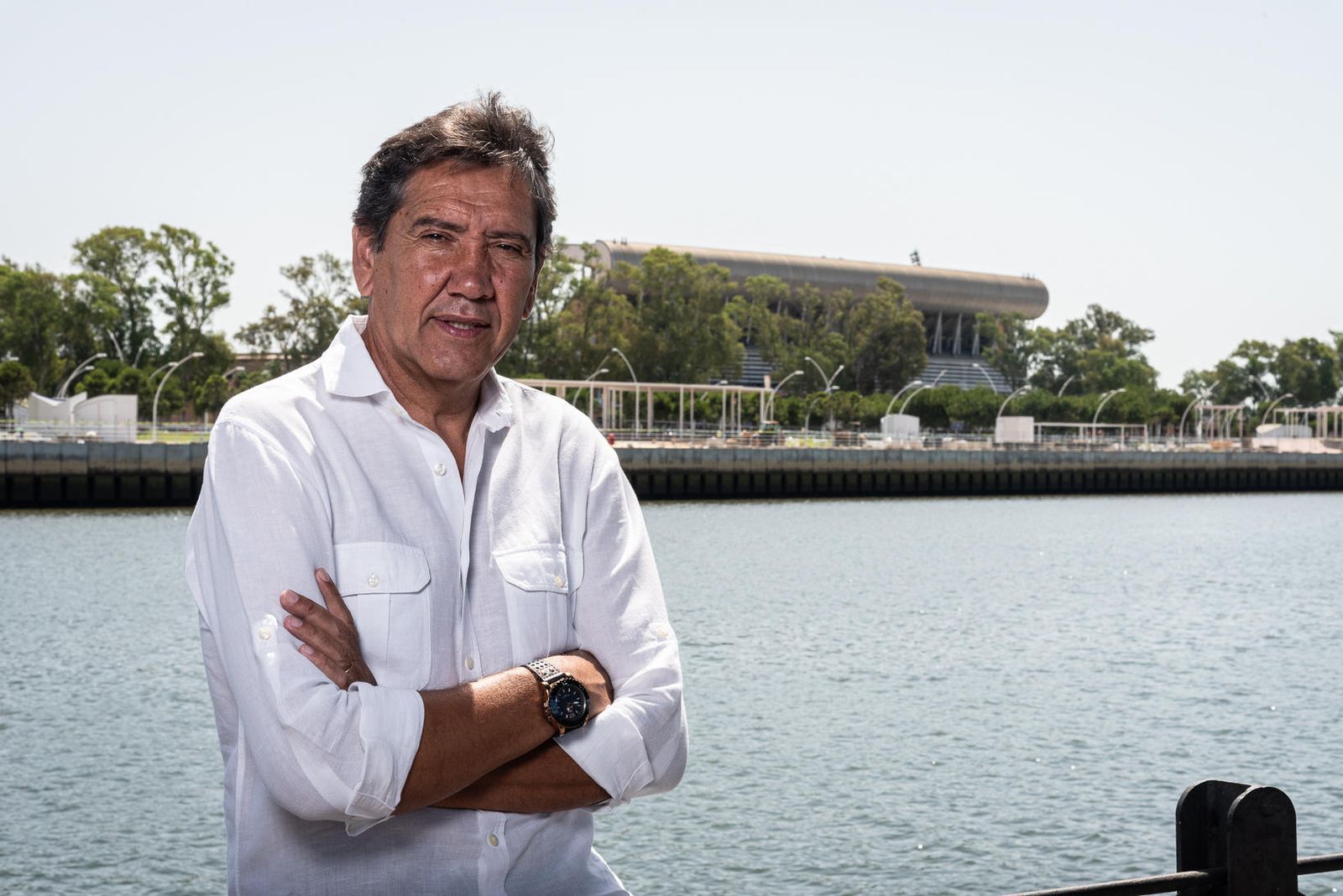Manolo Zambrano, en el Muelle del Tinto con el Nuevo Colombino al fondo.