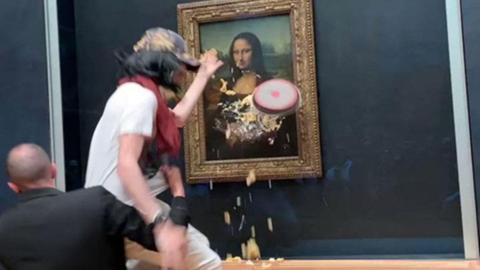Atentado contra la Gioconda en el museo del Louvre.