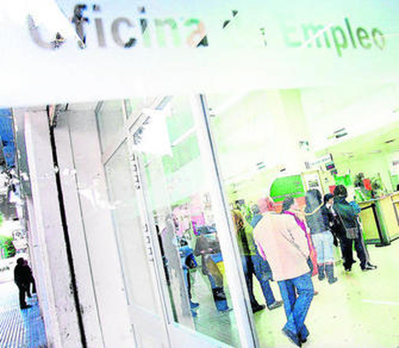 Desempleados en una oficina del Inem.