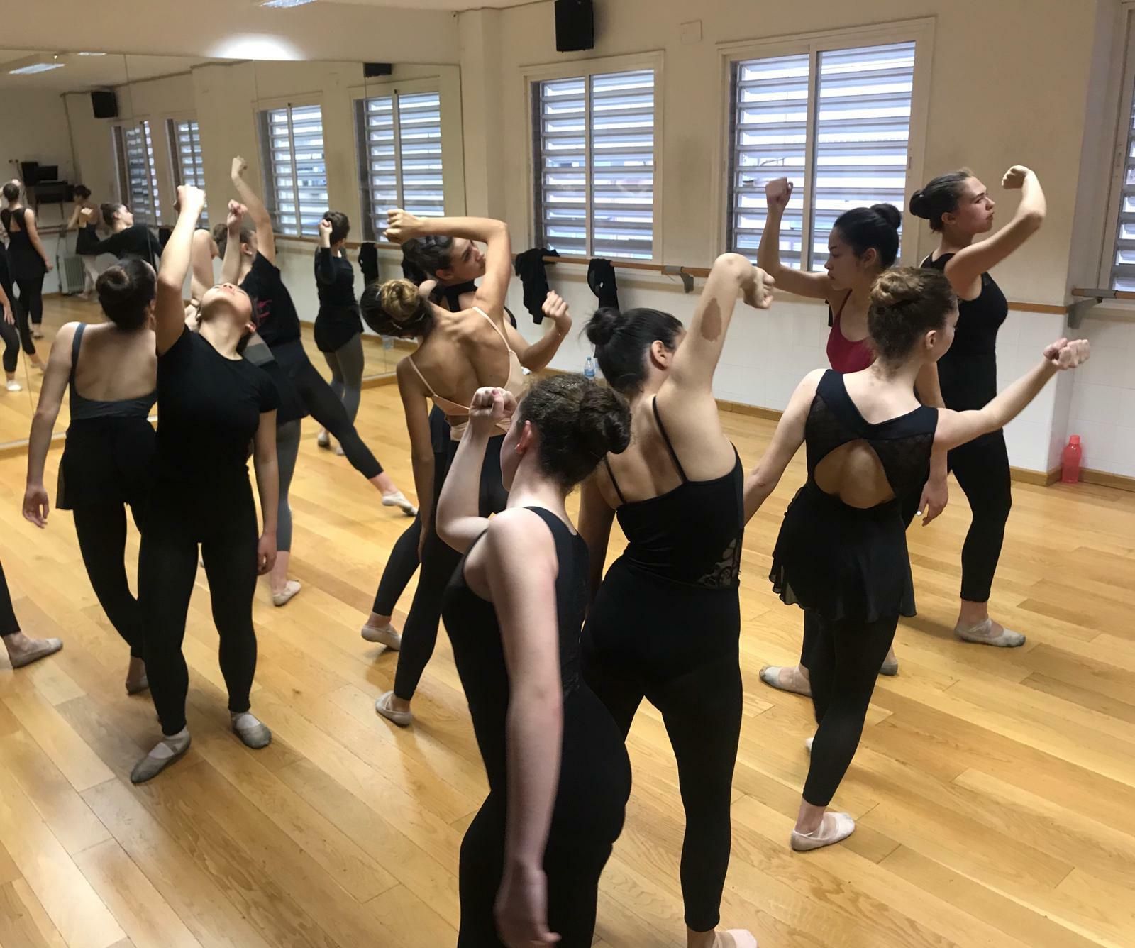 Las alumnas preparan el espectáculo ‘Mixolidias’ bajo las ordenes de Francisco Lorenzo.