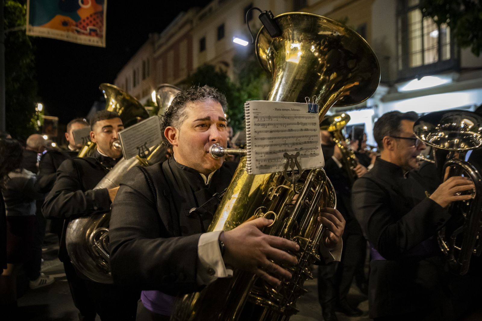 Multitudinario pasacalles de la Banda de las Cigarreras por el centro de Jerez