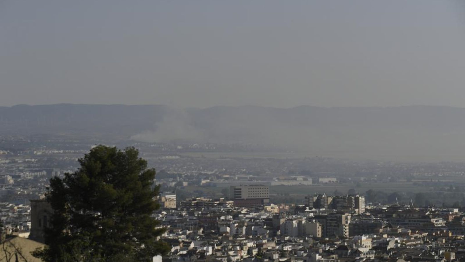 Humo del incendio de Otura sobre la ciudad de Granada