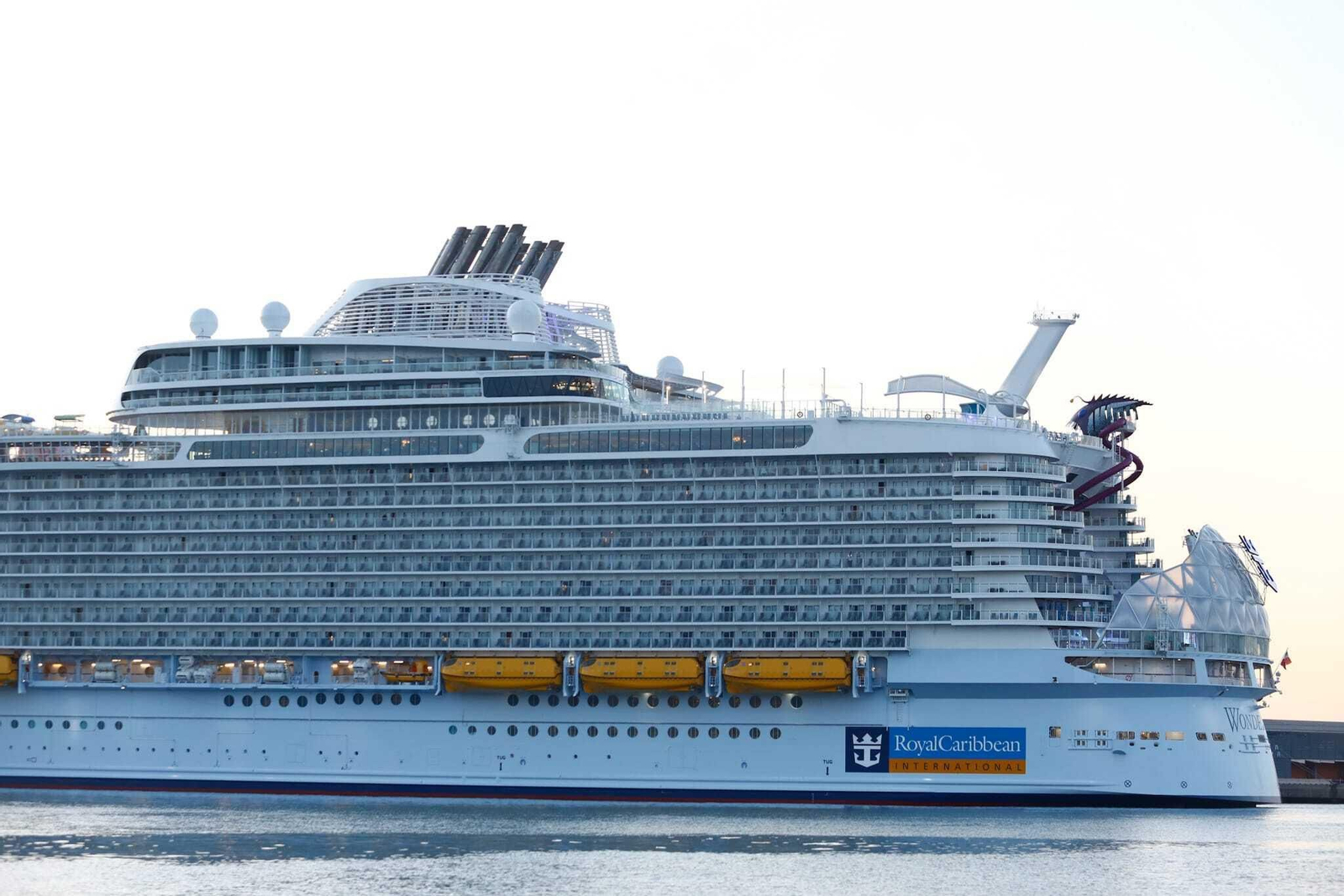 Las fotos del 'Wonder of the Seas' en sus primeras horas en el puerto de Málaga