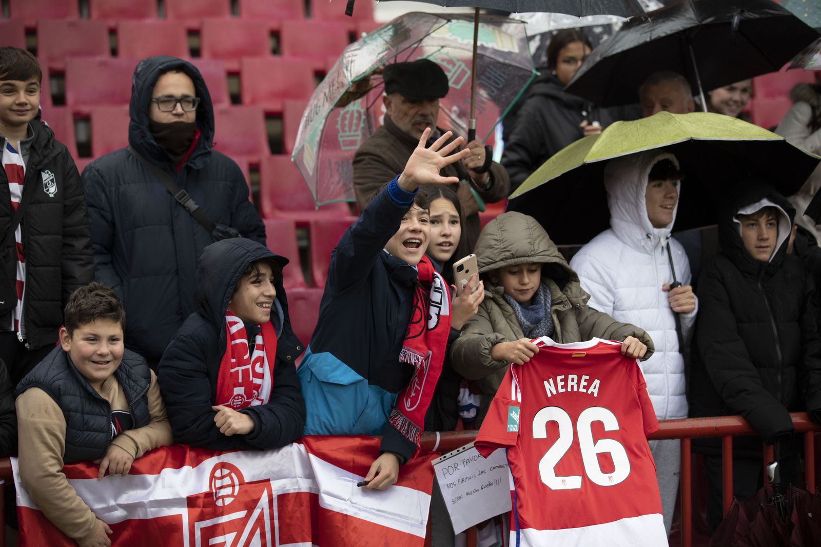 Las mejores imágenes del entrenamiento con público del Granada CF