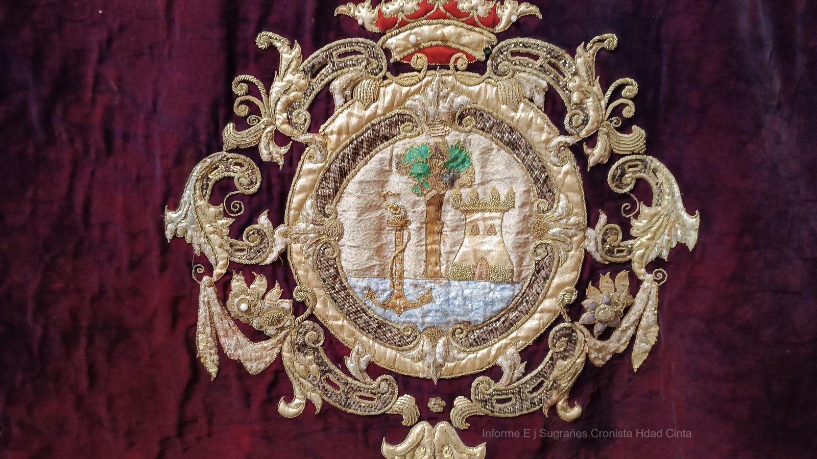 Escudo de Huelva bordado en los faldones por Antonio Rincón Galicia.