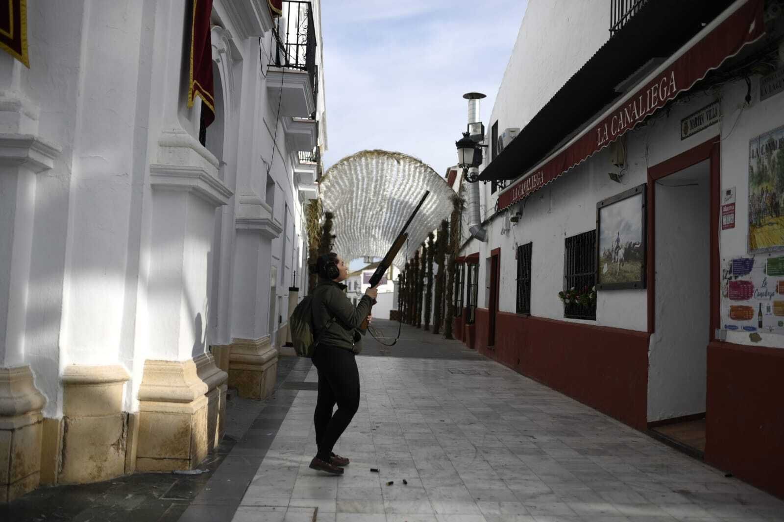La Virgen del Rocío avanza por las calles de Almonte, en imágenes
