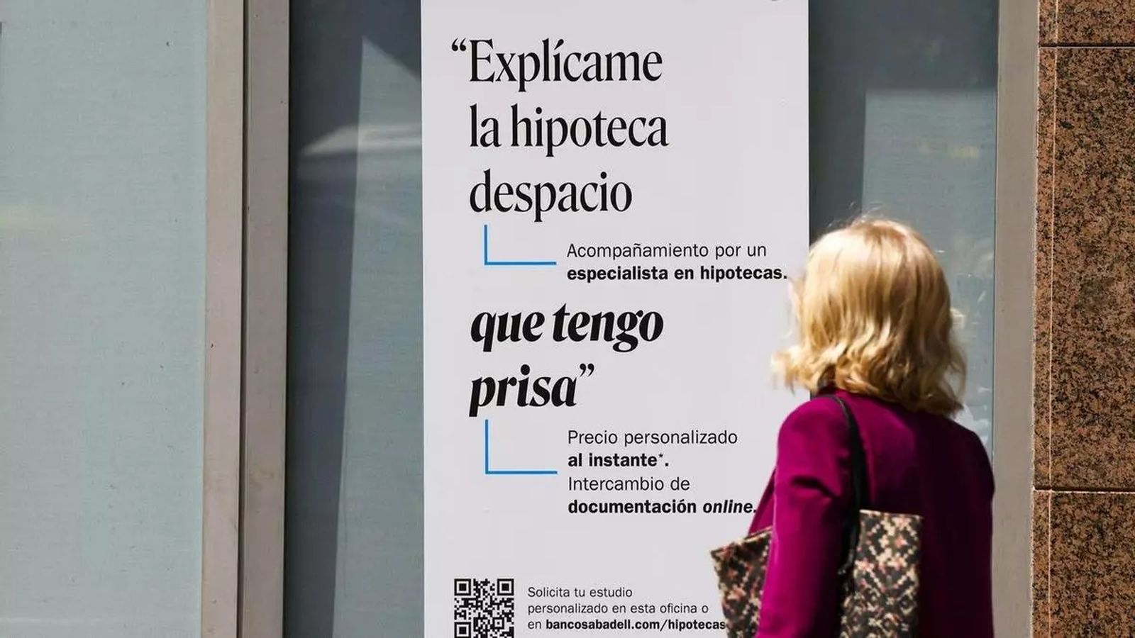 Una persona mira un cartel sobre hipotecas