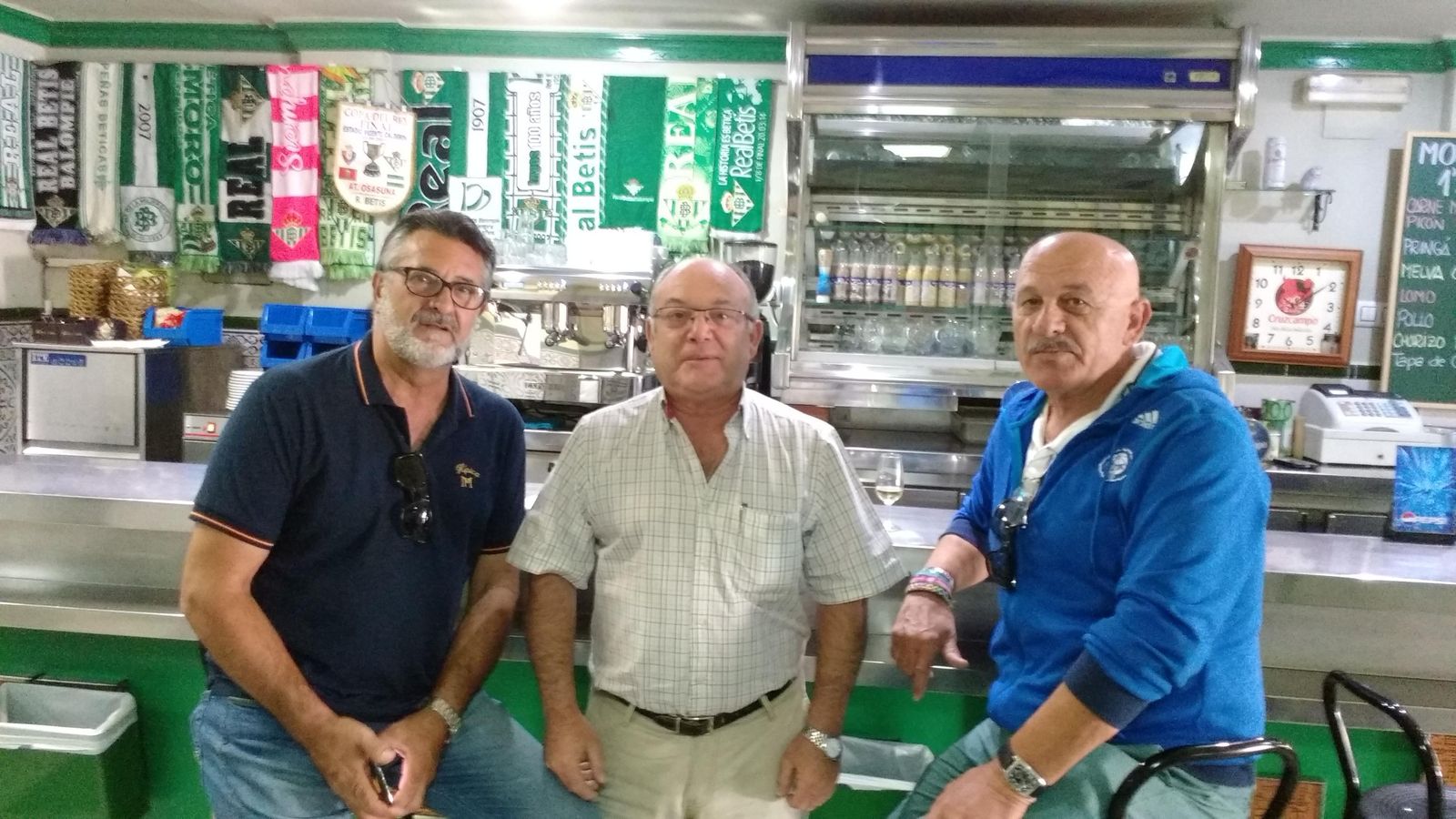 El padre de Toni Doblas (derecha), con dos socios de la peña bética de Bellavista