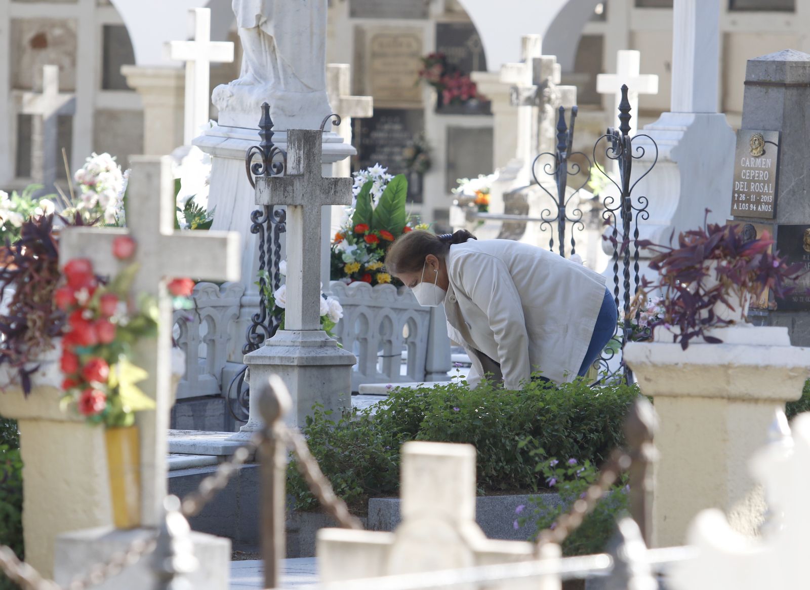 El covid-19 motiva un Día de los Santos de recogimiento en los cementerios de Córdoba