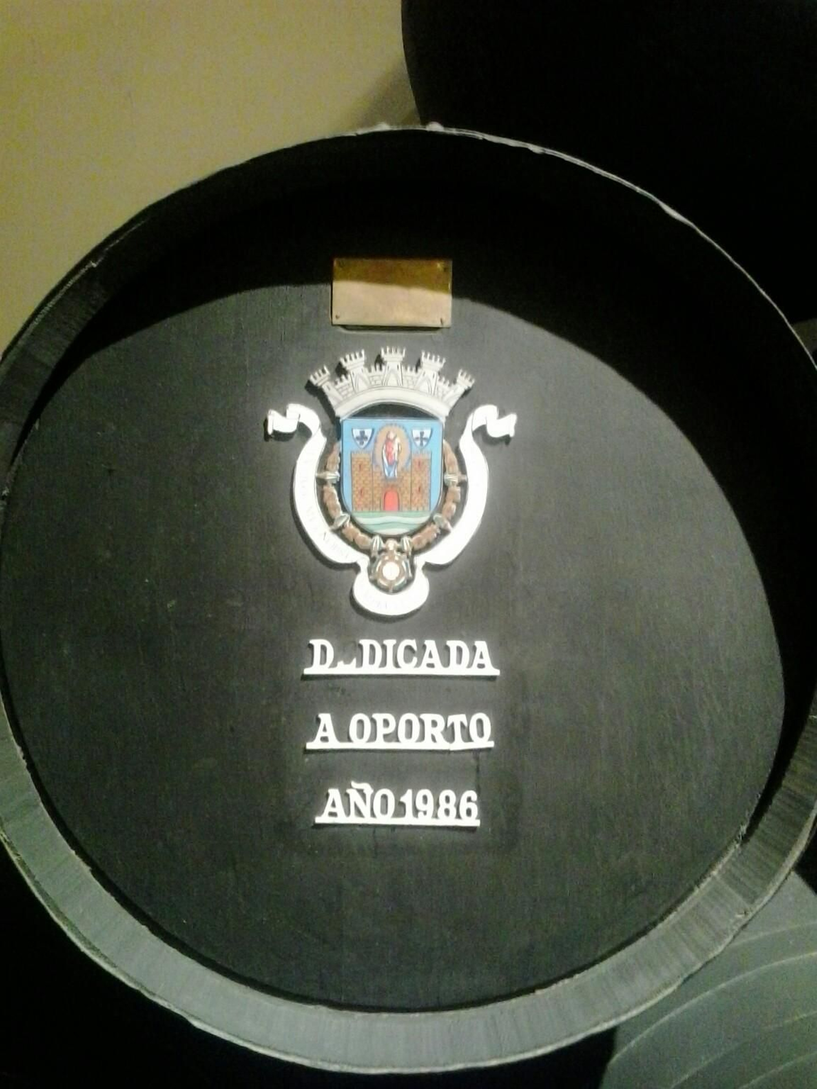 Bota dedicada a la ciudad de Oporto en la Fiesta de la Vendimia de 1986.