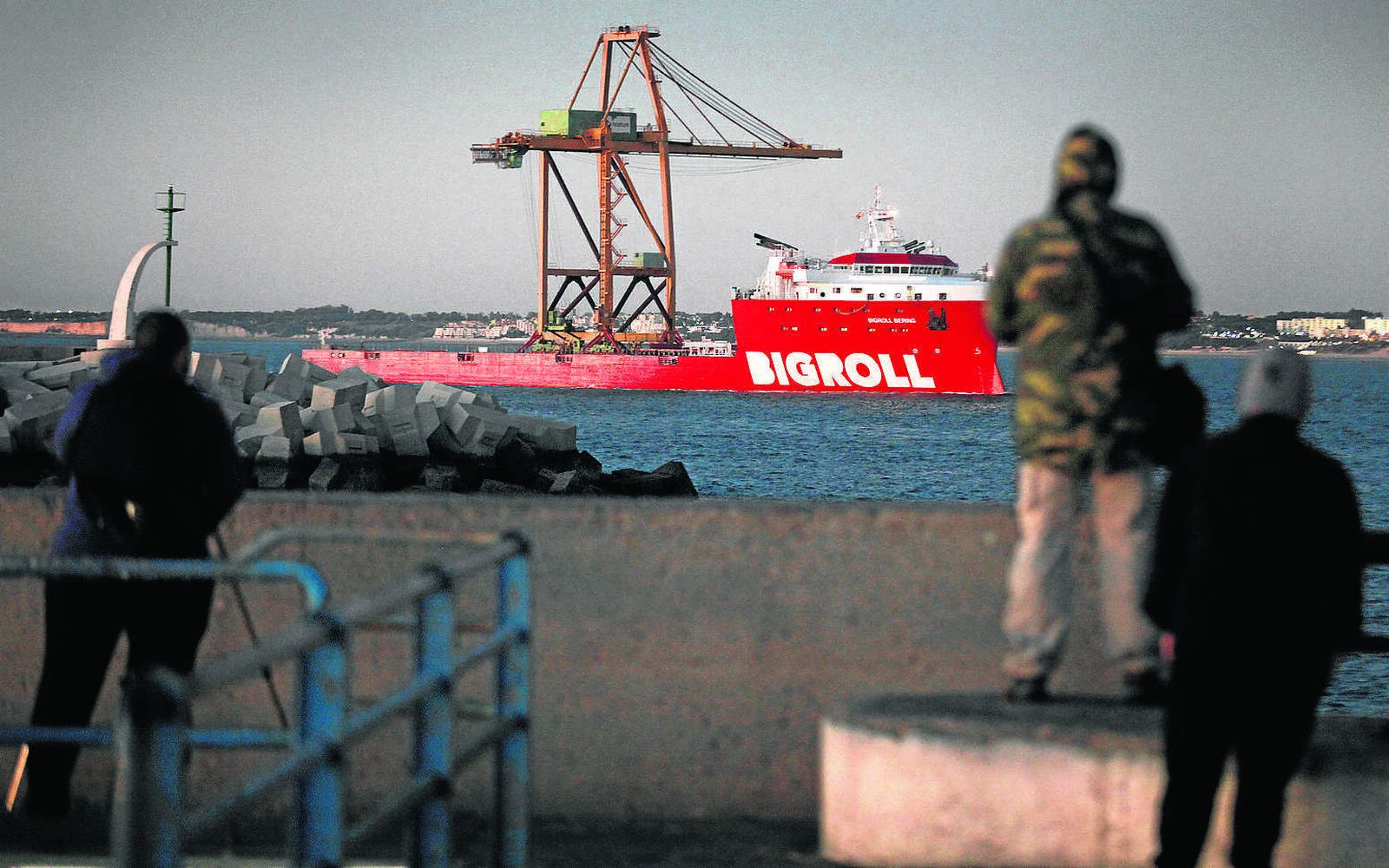 La llegada de la grúa amarilla de Concasa provocó imágenes espectaculares que se repetirán cuando llegue el momento de la mudanza a la nueva terminal.