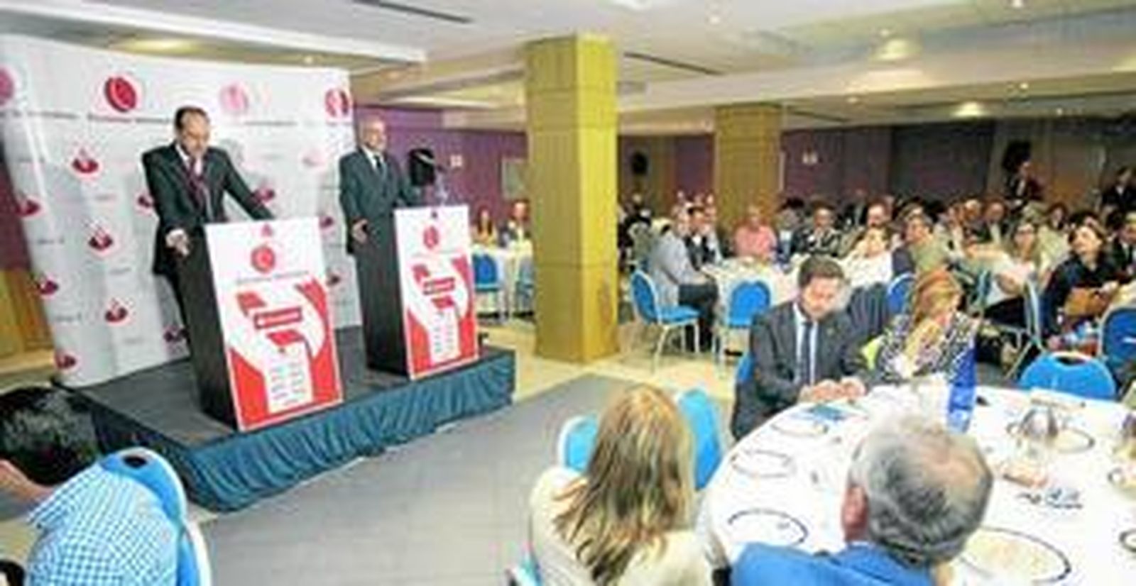 Alberto Delgado, director regional de Banco Santander, fue el primero en intervenir para explicar pormenorizadamente la estrategia de la entidad con el sector agro.