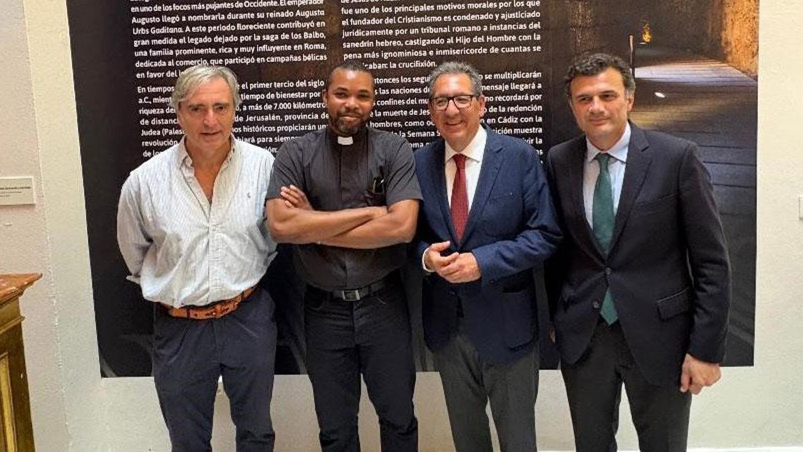 El periodista Fernando Pérez , el padre Anthony Enitame, el presidente de Cajasol, Antonio Pulido, y el alcalde de Cádiz, Bruno García.