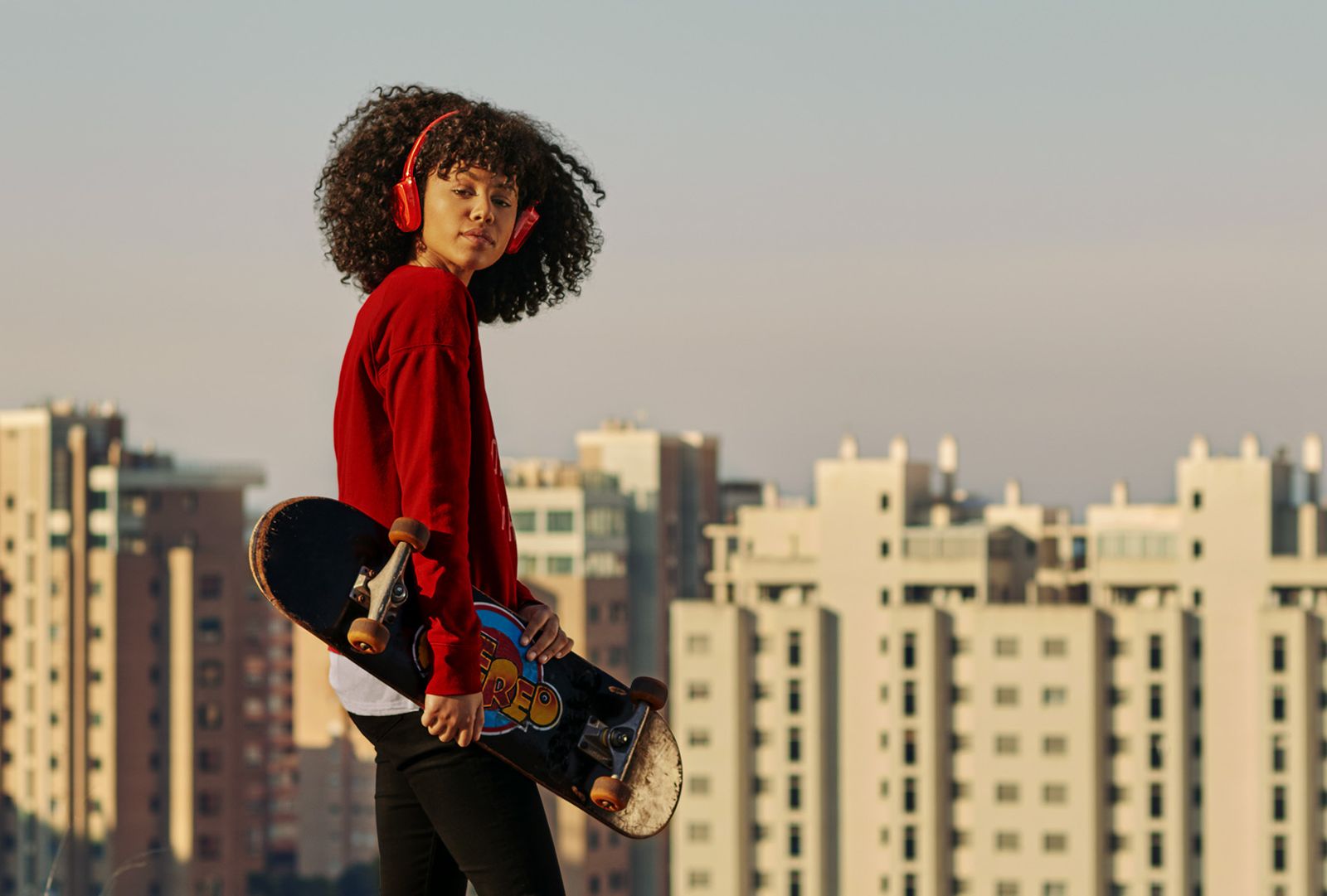 Una joven escuchando música con sus auriculares.