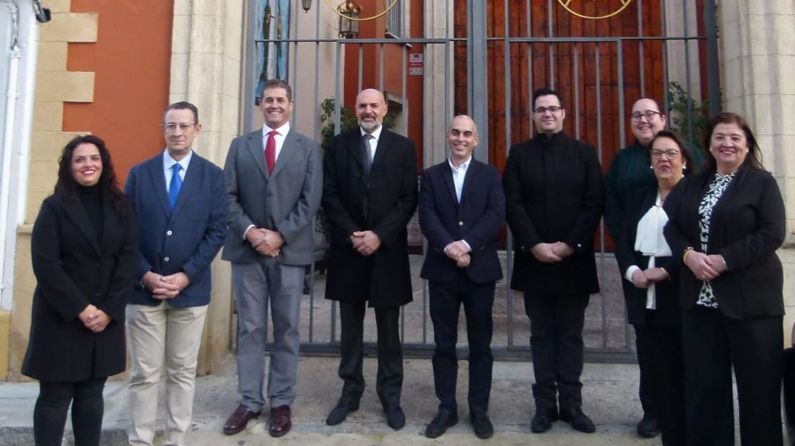 Manuel Valle, en el centro, y su nueva junta de gobierno.