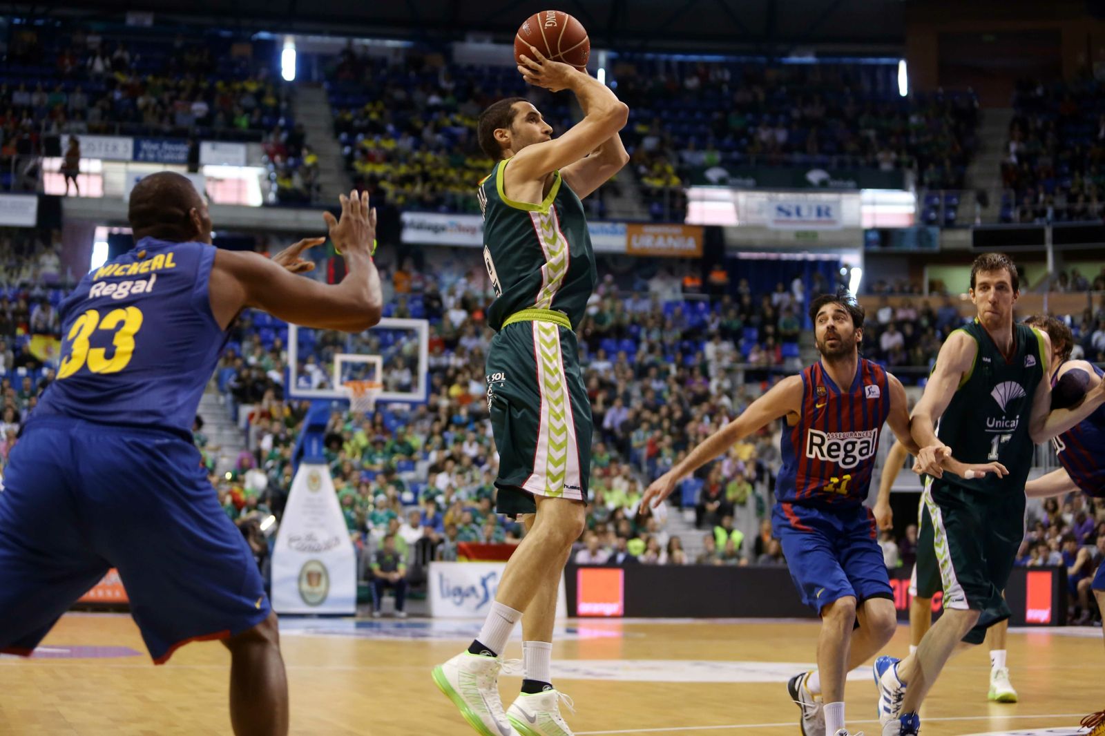 Sergi Vidal lanza a canasta en el Unicaja-Barcelona.