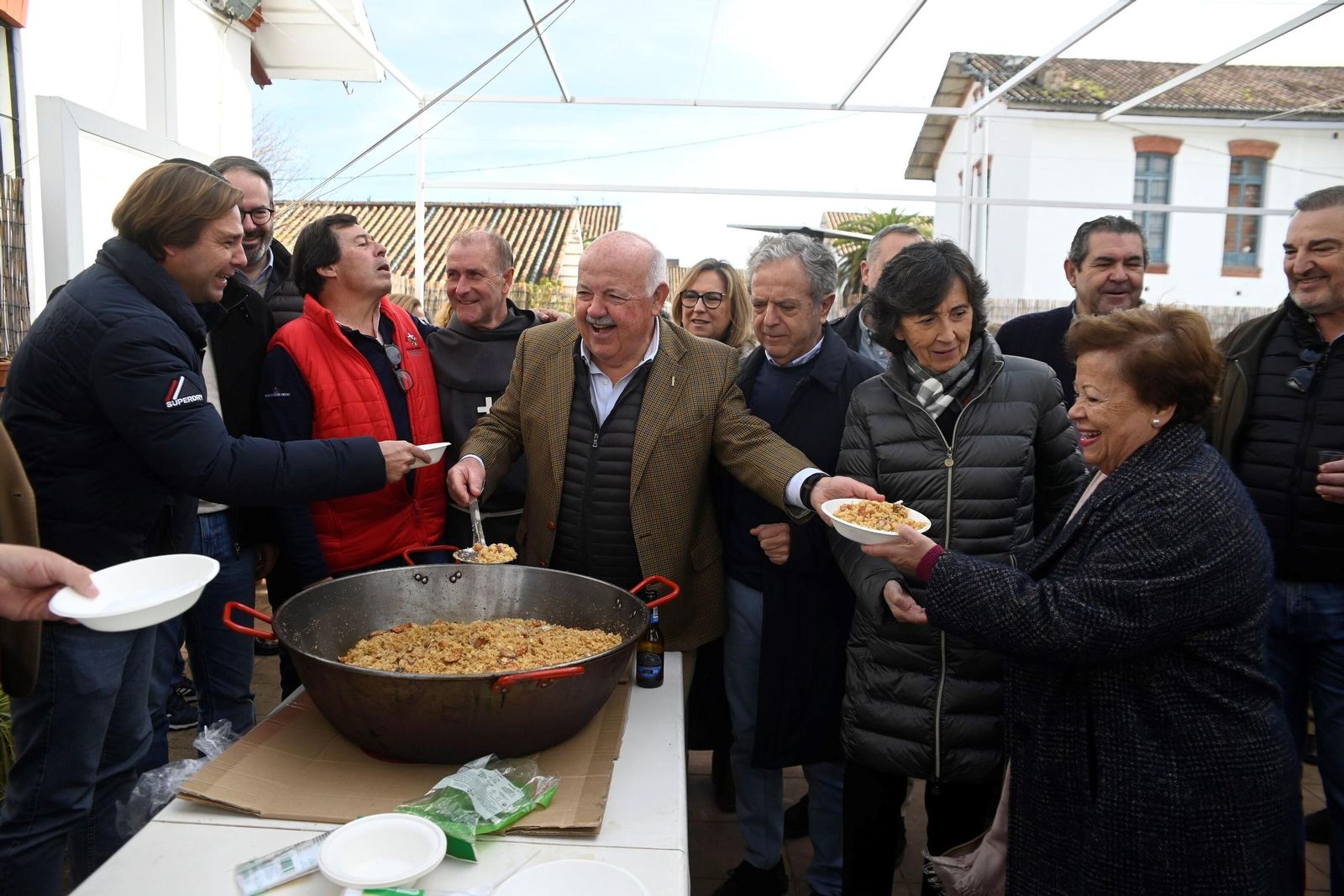 Las migas de la Cruz Blanca, en imágenes