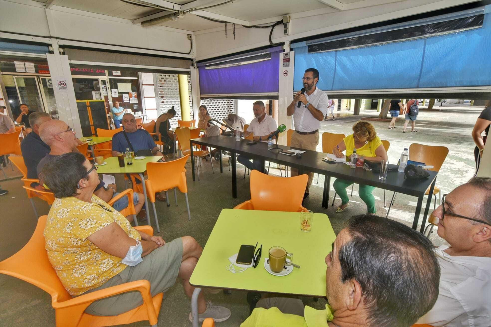 Juan Franco con unos vecinos en una edición de "Un café con el alcalde"