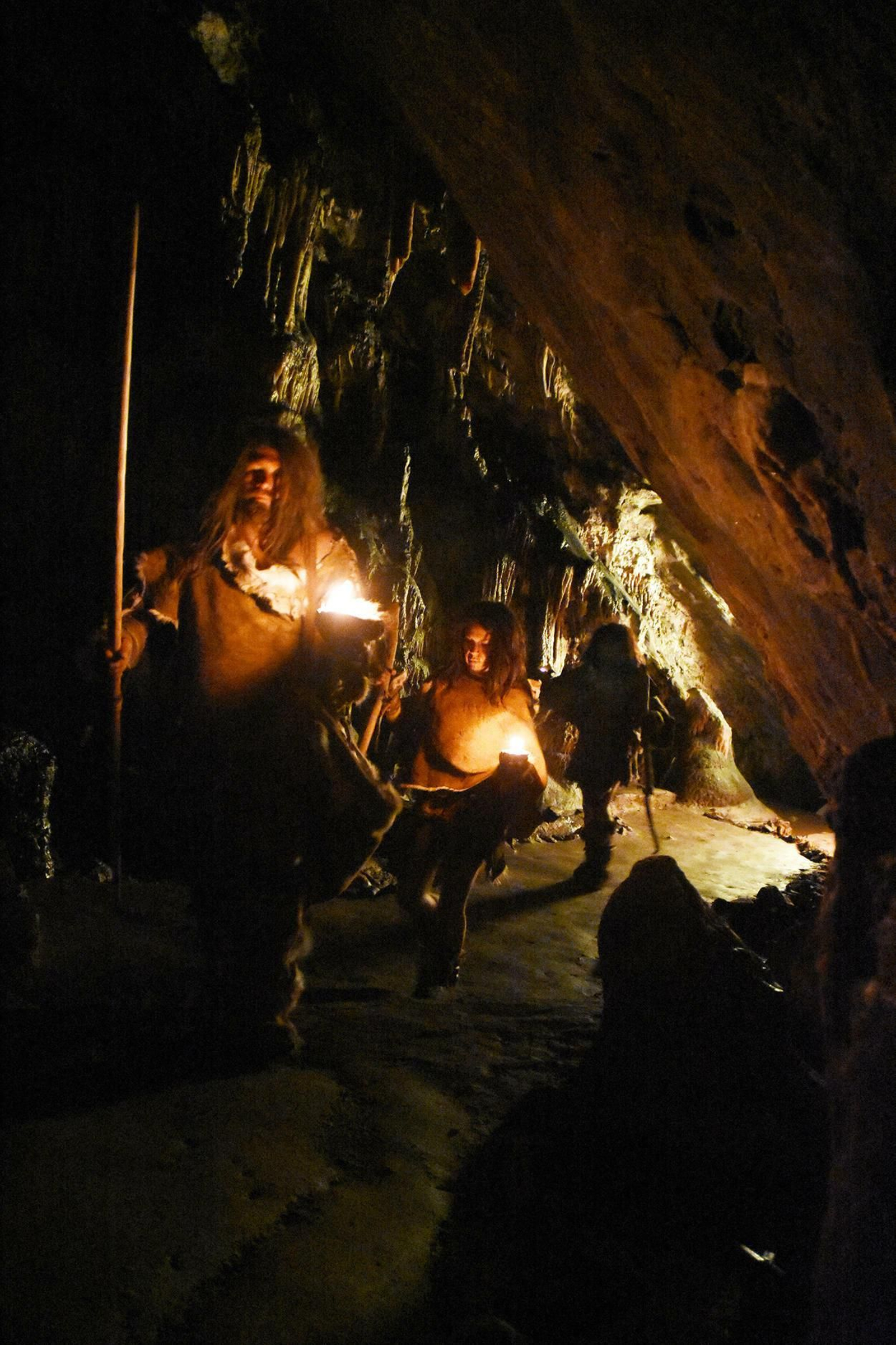 Rodaje del documental en el interior de la Cueva de Ardales.