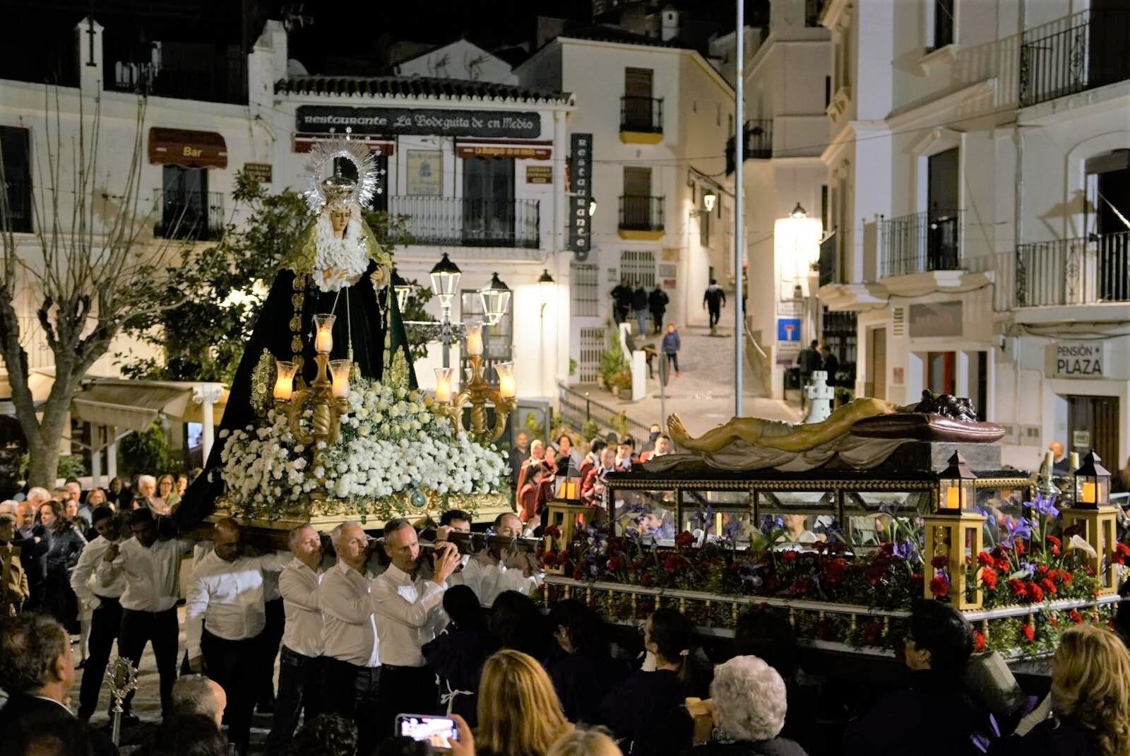 El encuentro de la Virgen de los Dolores y el Santo Sepulcro en Casares.
