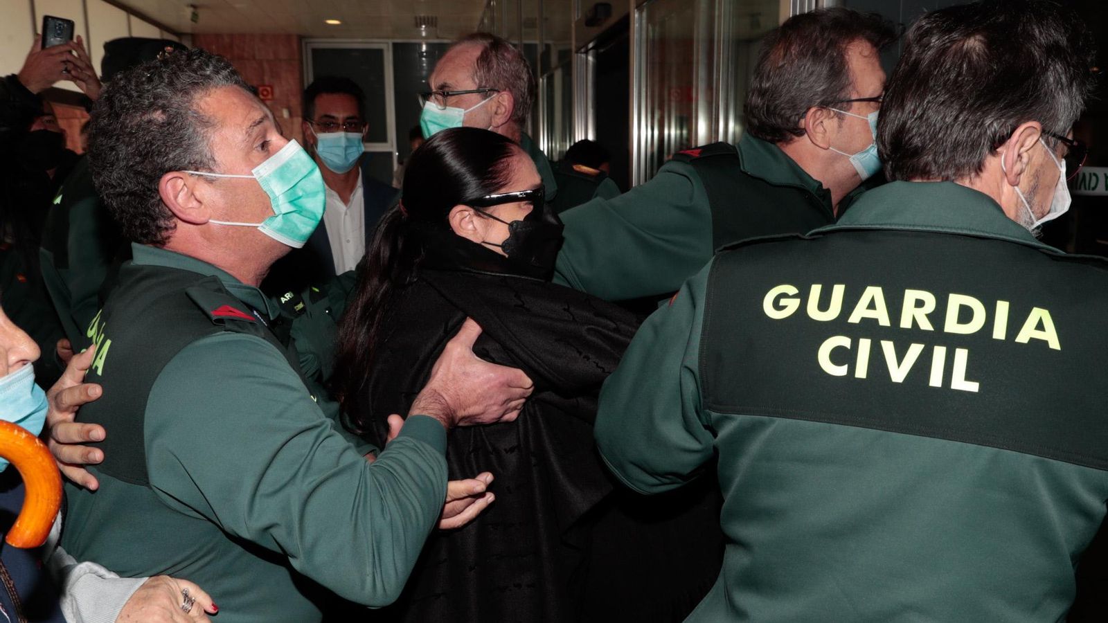 Isabel Pantoja entrando en la Ciudad de la Justicia de Málaga el martes, casi arrastrada por la Guardia Civil.