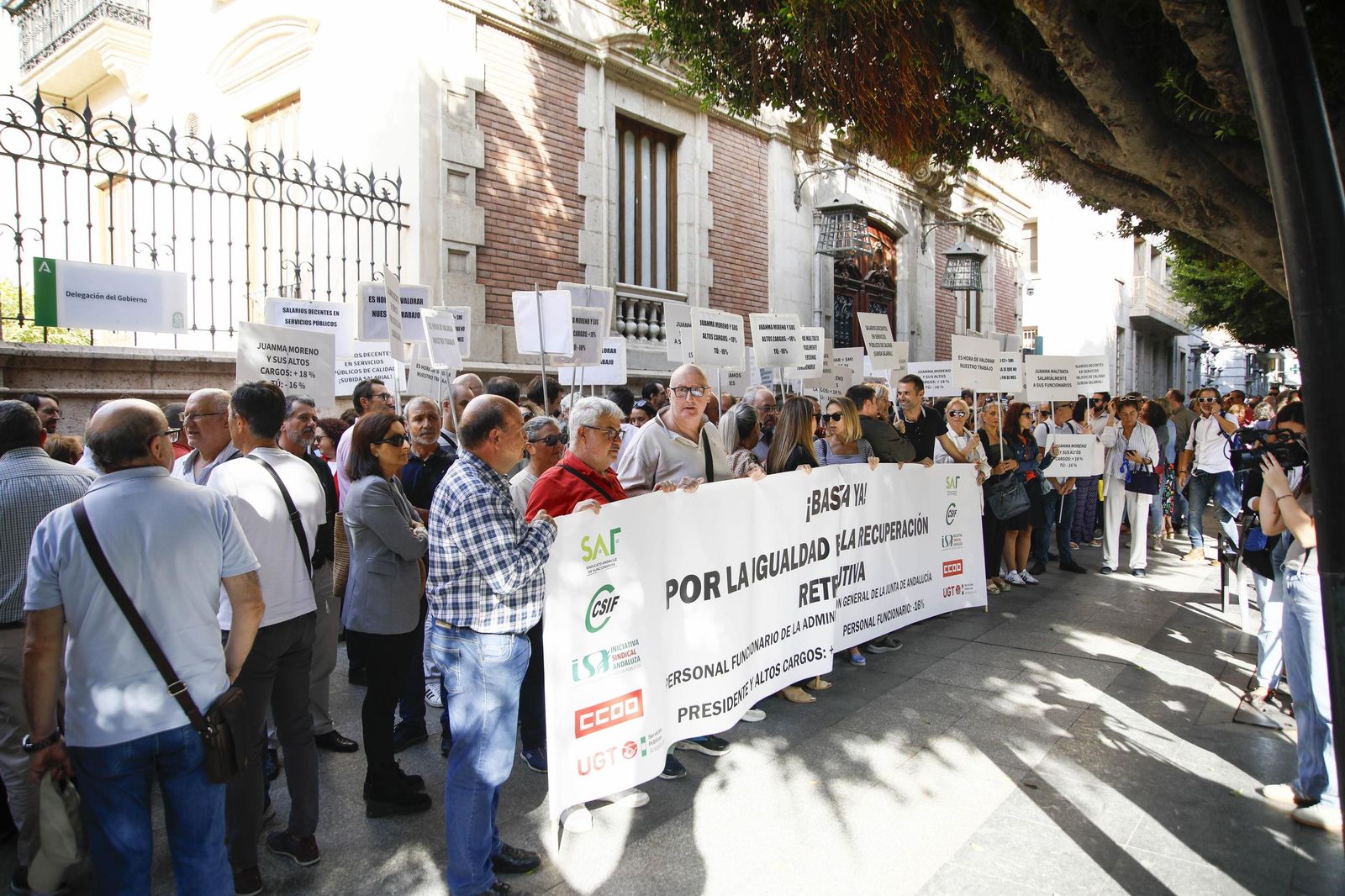Las imágenes de la concentra para reclamar mejoras laborales para el personal funcionario de la Junta de Andalucía en Almería