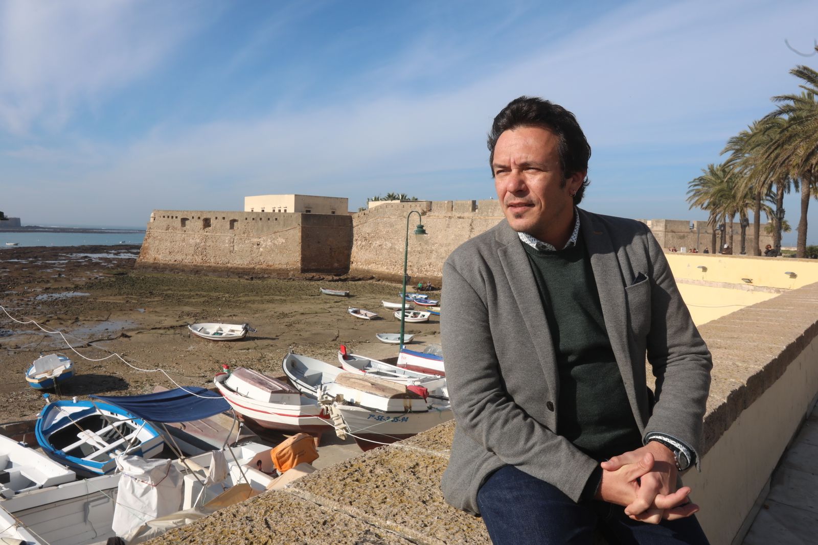 El alcalde de Cádiz, José María González, posa cerca del Castillo de Santa Catalina.