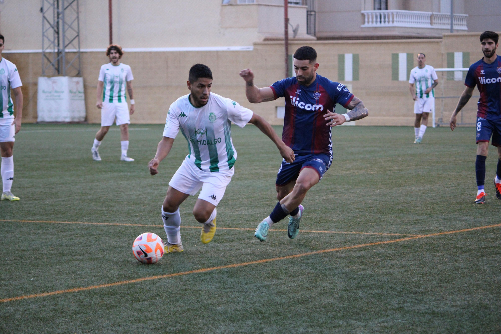 Un jugador del conjunto huercalense intenta irse de un rival durante un partido de este curso.