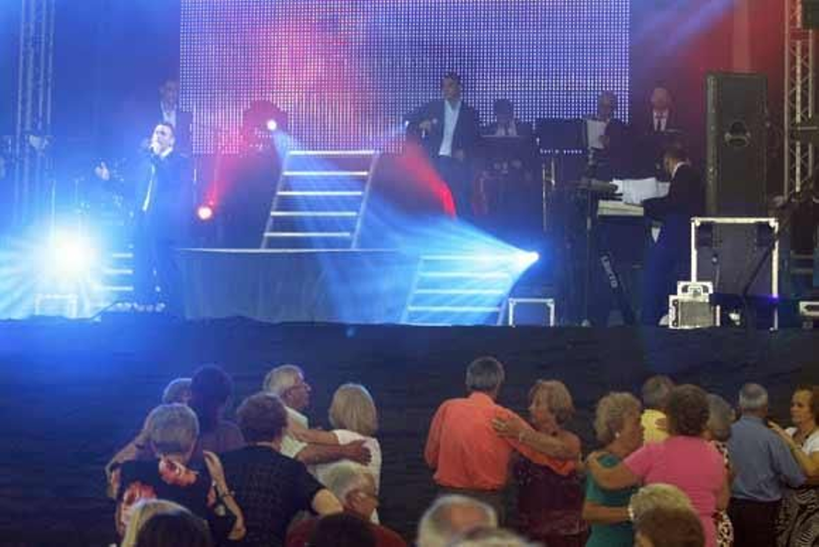 El alumbrado y el izado de las banderas de los países iberoamericanos dio comienzo a la Feria del Carmen y de la Sal

Foto: Rioja-Nuria Reina