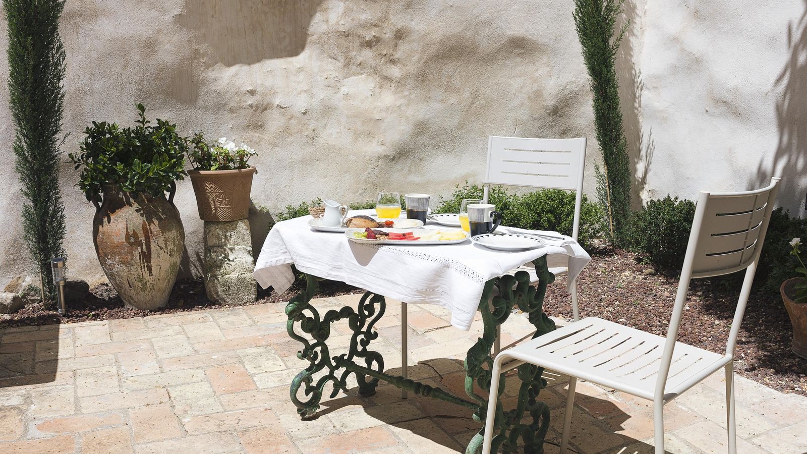 Patio exterior donde se sirve el desayuno.