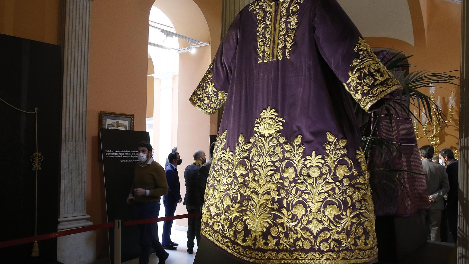 La túnica de los devotos del Señor del Gran Poder.