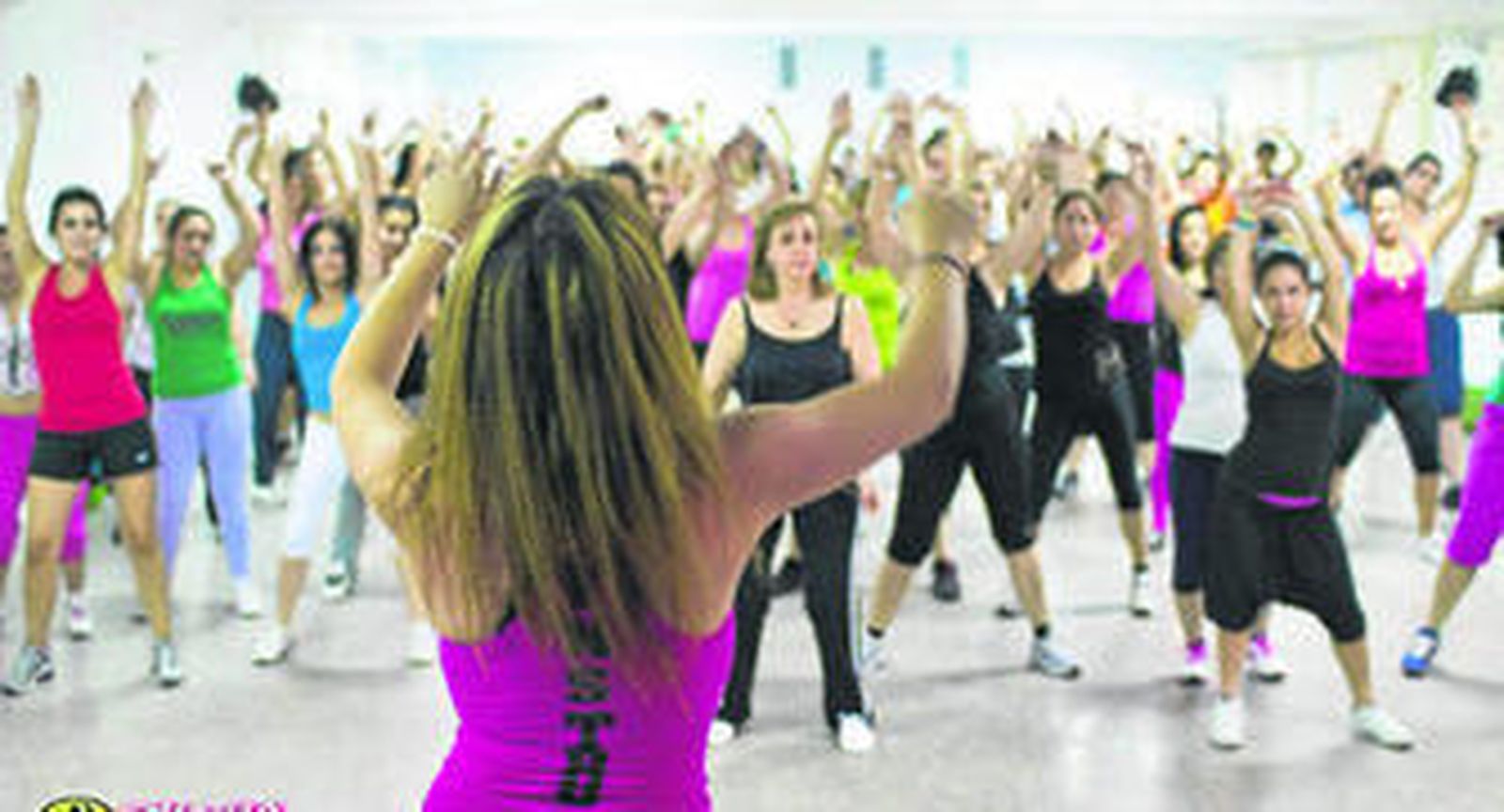Clase de zumba en un gimnasio.