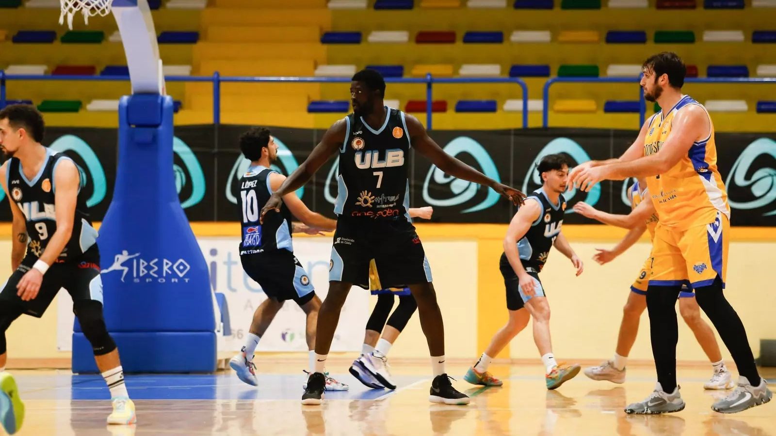 Abdoulaye Touré, en una acción defensiva del ULB-Novaschool de la primera vuelta