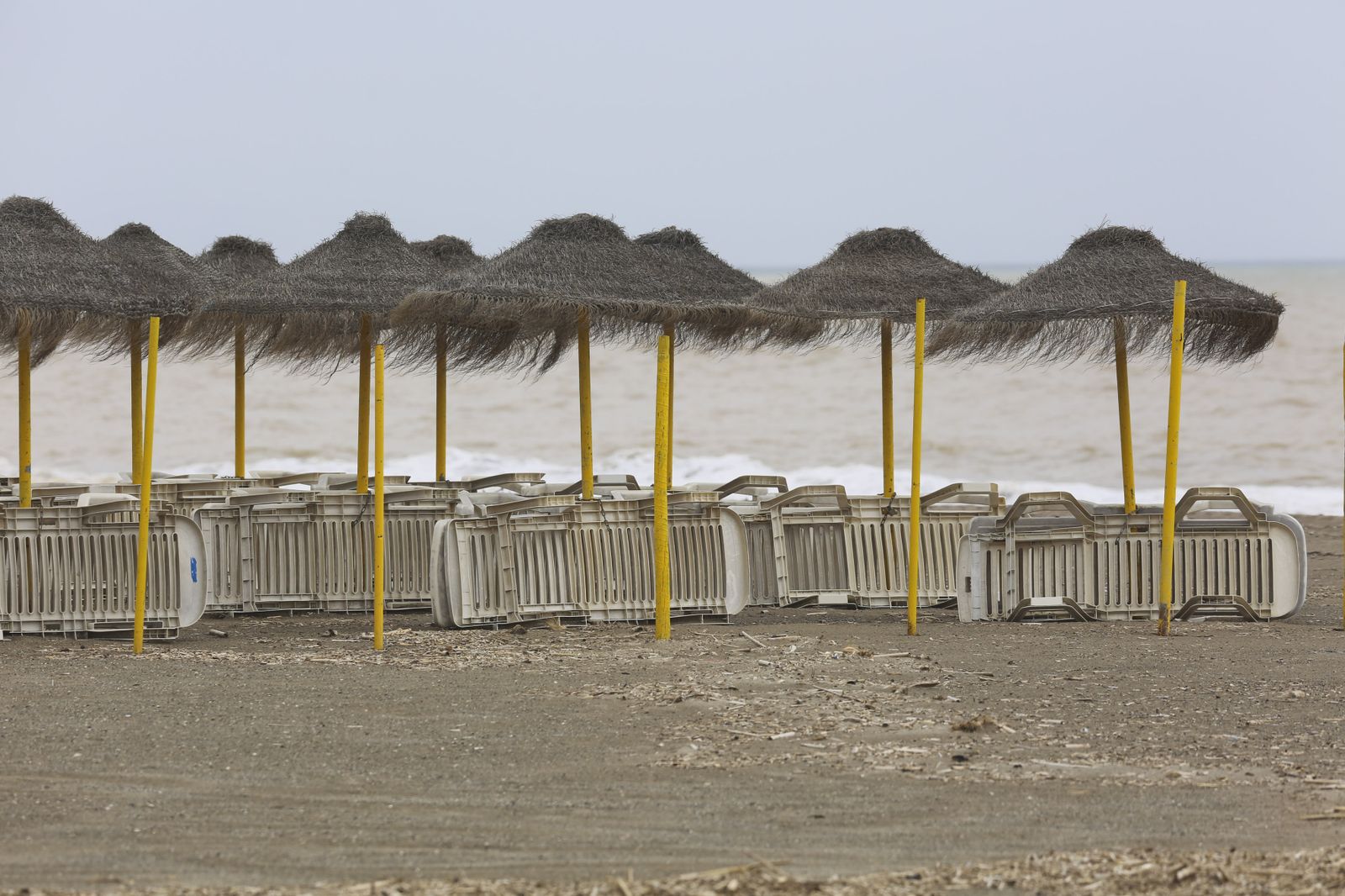 Playas cerradas en Torremolinos, la imagen del coronavirus en Málaga