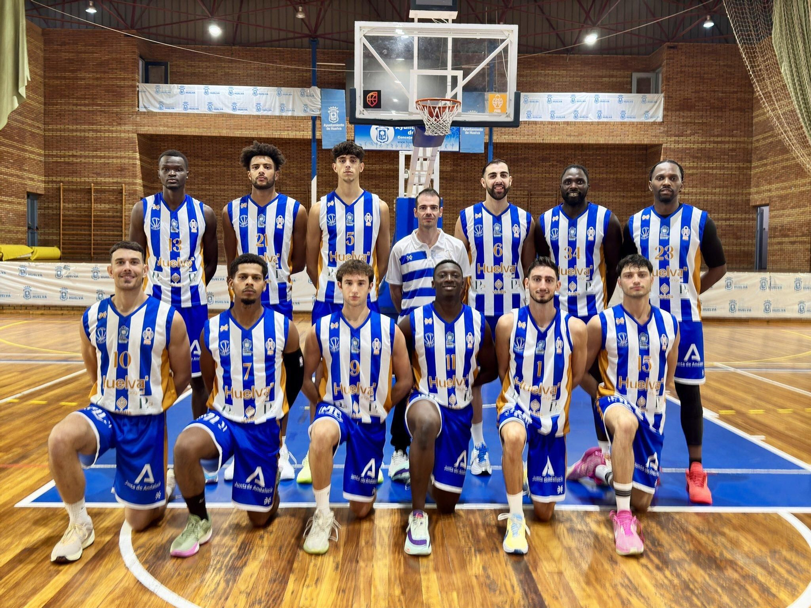 Foto de familia del Huelva Comercio la pasada temporada.