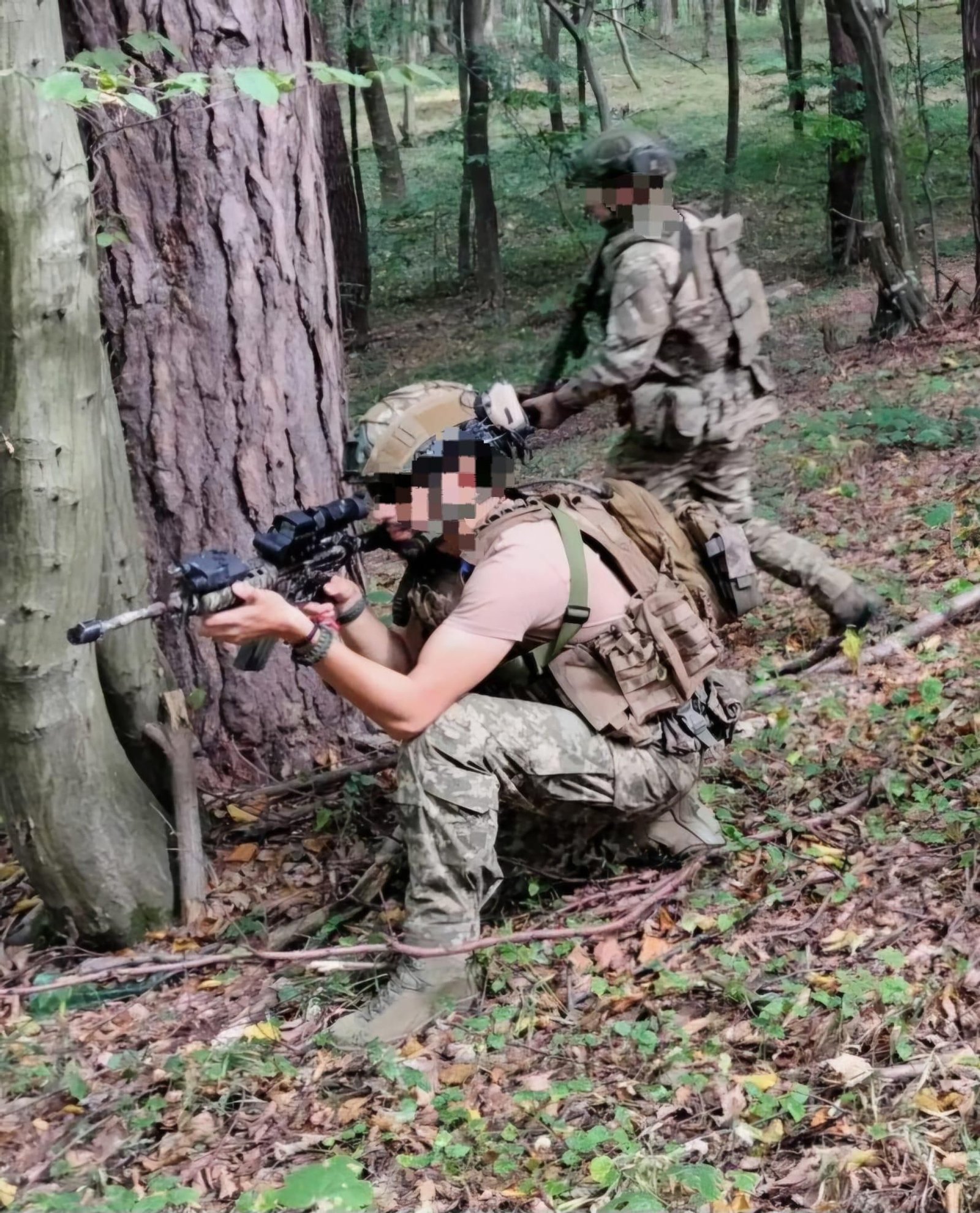 Ren, agachado, en zona de combate. Ren, agachado, en zona de combate.