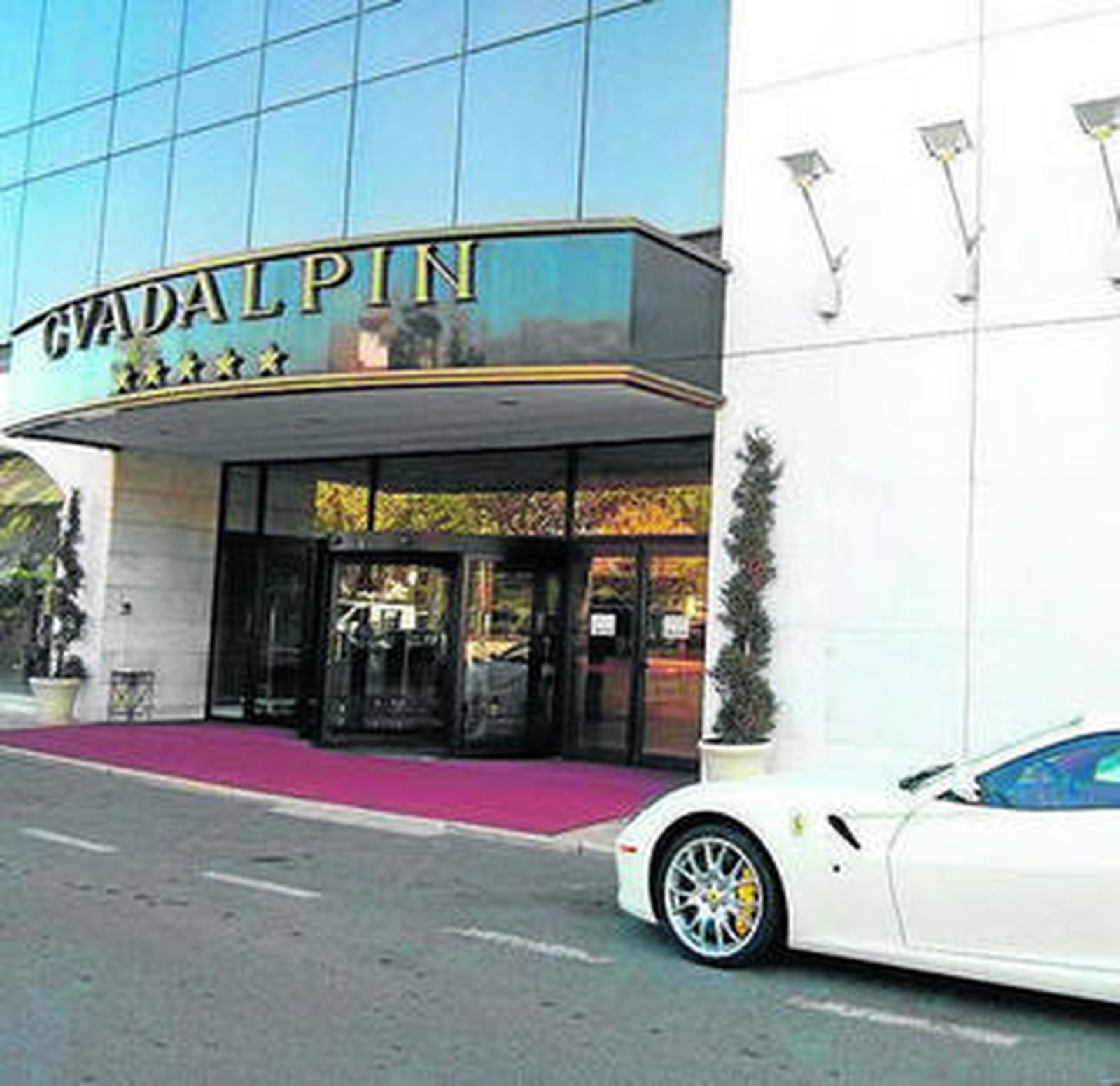 Entrada del hotel Guadalpín, en Marbella.