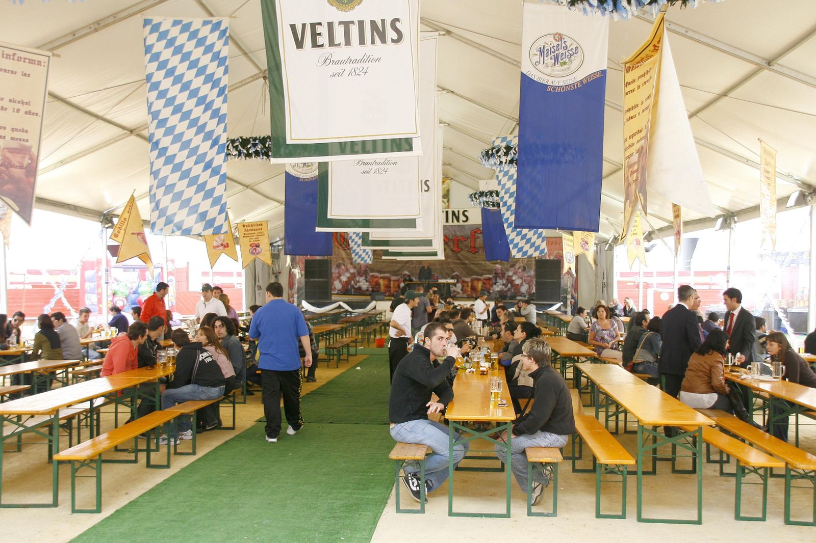 Santiago Gallego, de 4 Rosas Producciones; el concejal Luis Miguel Carmona y Melania Homburg, en representación de la comunidad alemana.