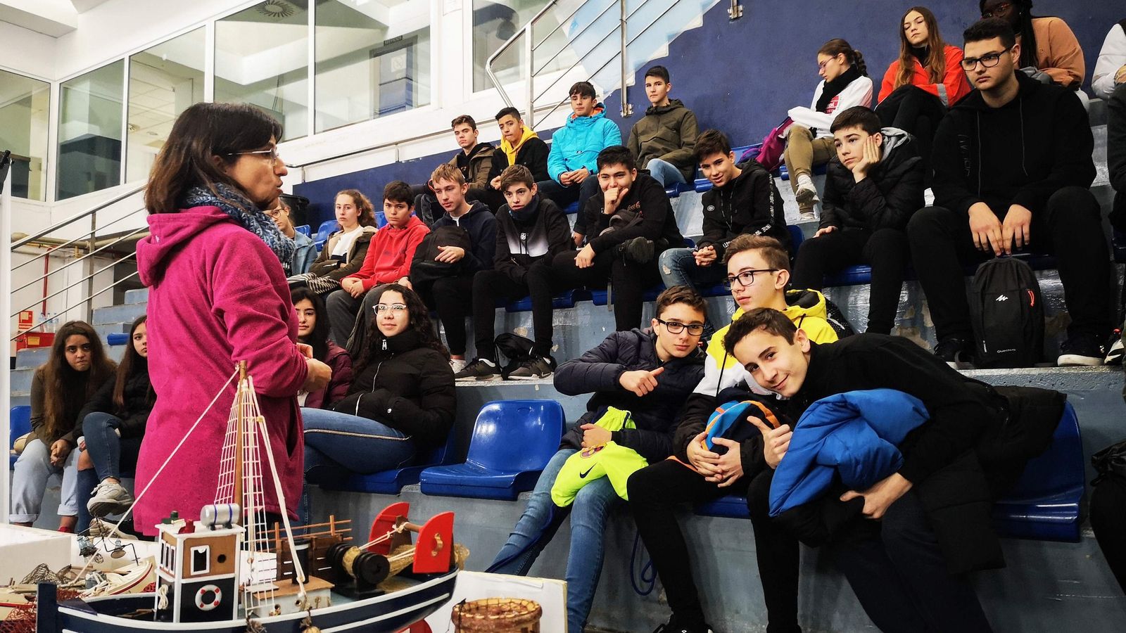 Explicaciones a los estudiantes de Elvira Morote.