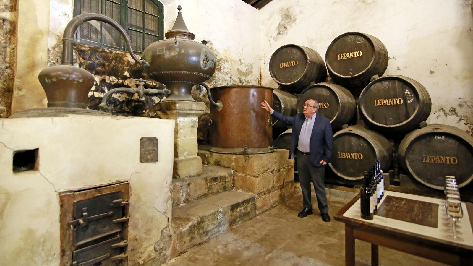 El master distiller de González Byass junto a uno de los alambiques fundacionales de la bodega. El master distiller de González Byass junto a uno de los alambiques fundacionales de la bodega.