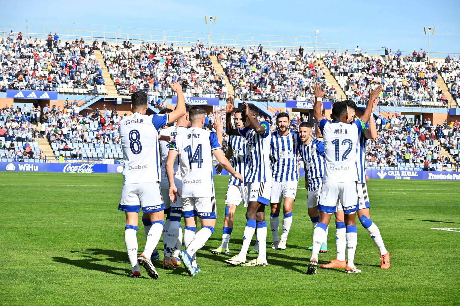 Los jugadores del Recre celebran el gol de Caye al Melilla, última victoria en el Nuevo Colombino.