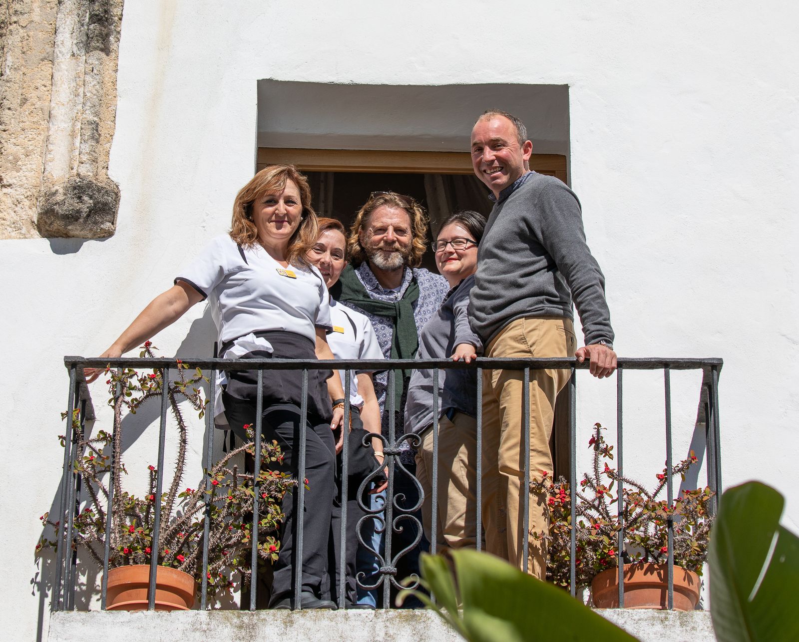 James Stuart, director del grupo, con algunos trabajadores.