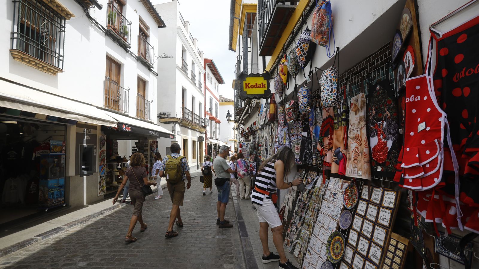 Una fachada cargada de mercancía.