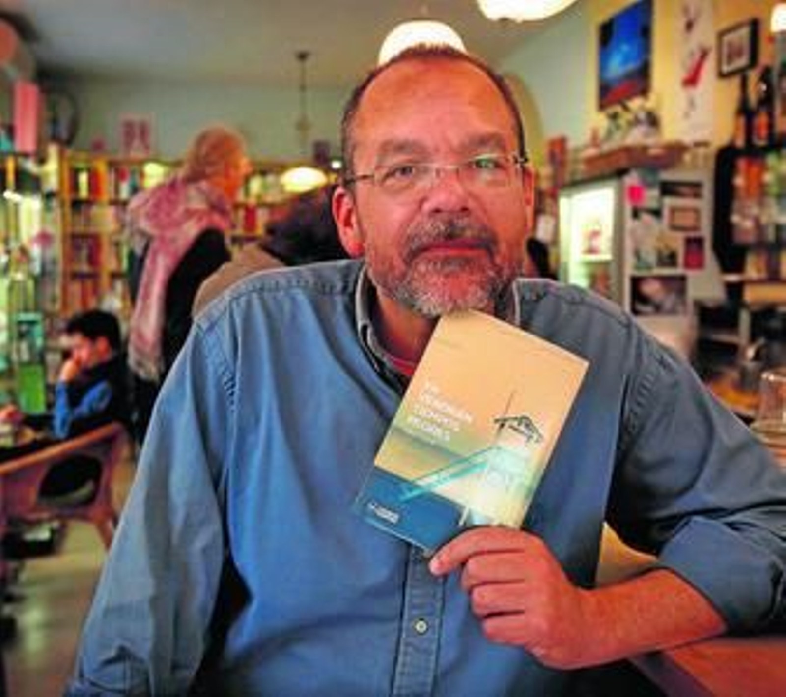 José Landi, con un ejemplar de su primer libro, 'Ya vendrán tiempos peores'.