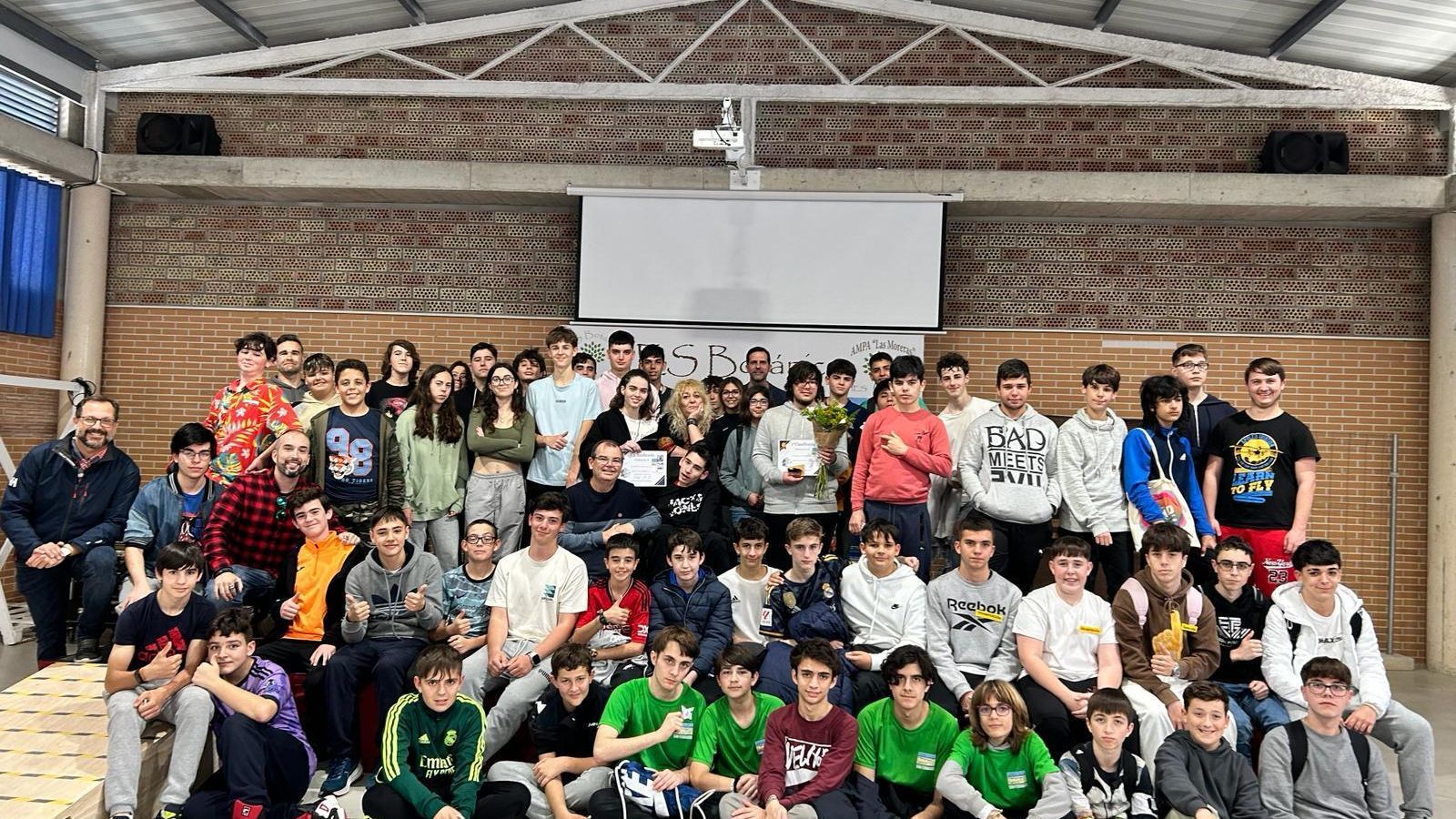 Foto de familia con los participantes en el Torneo Intercentros de Ajedrez celebrado en San Fernando.
