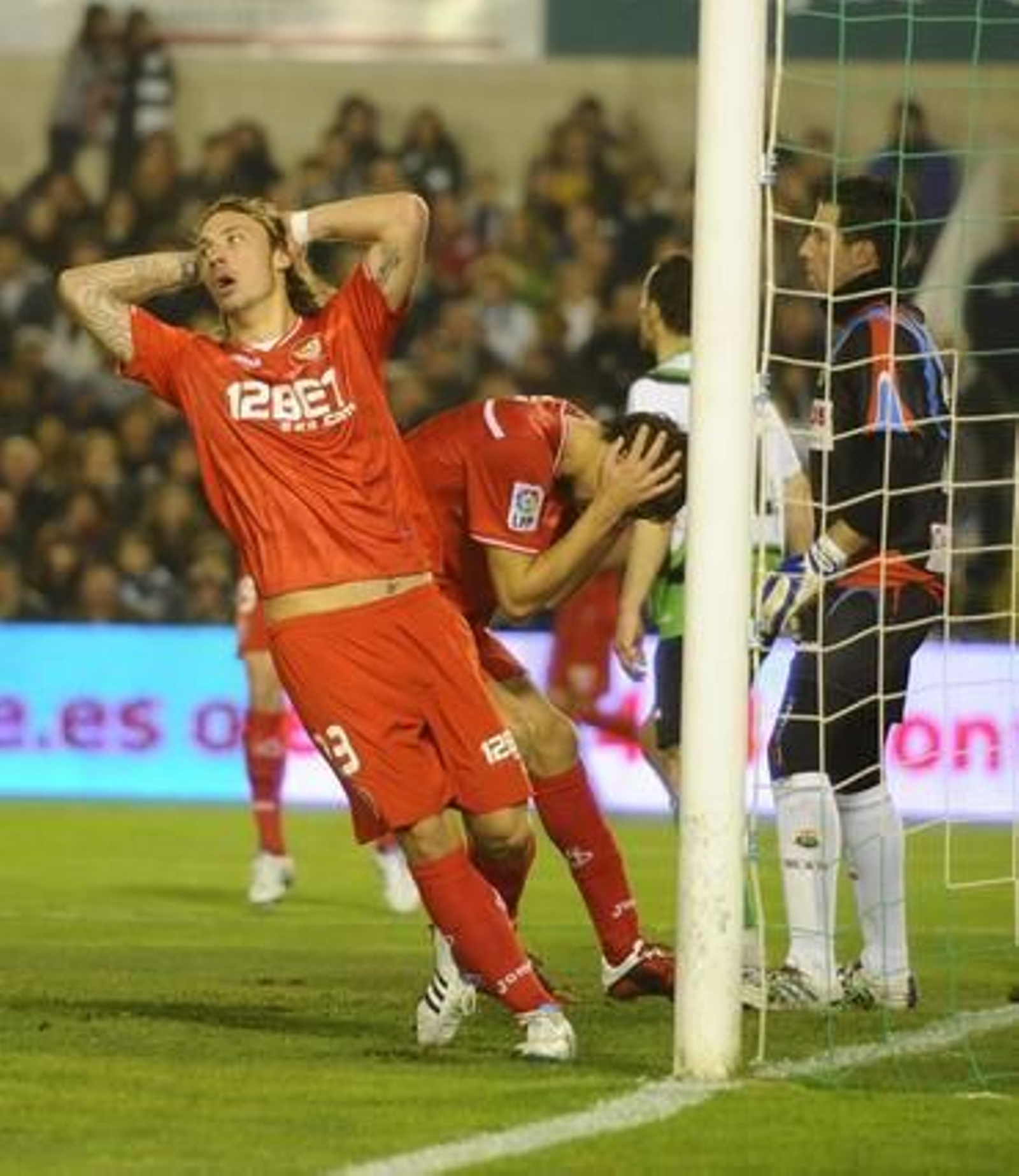 El Sevilla pierde un punto en el descuento frente al Racing (3-2). / Félix Ordóñez