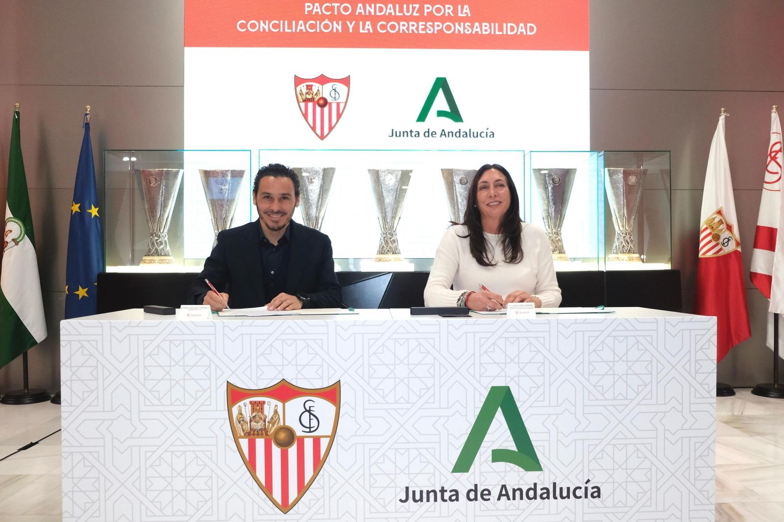 José María del Nido Carrasco y la consejera Loles López en la firma del pacto, este jueves.